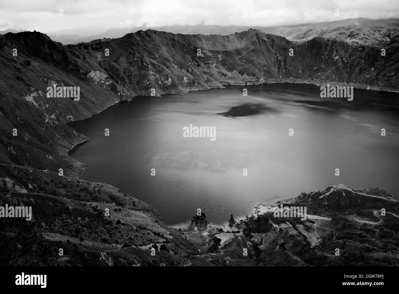 Vista panorámica del lago del cráter contra el cielo Foto de stock