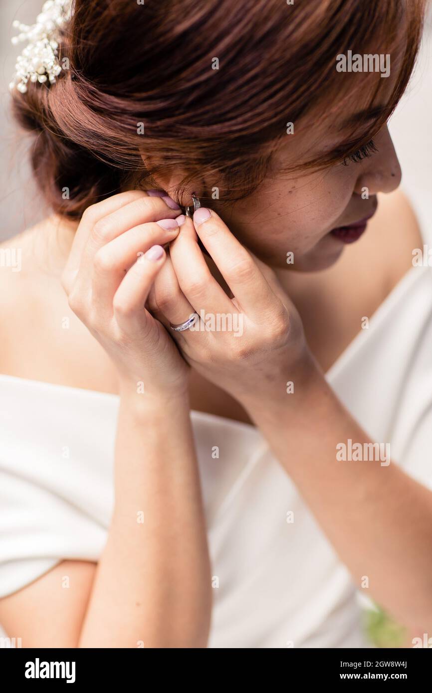 Close-up de mujer vistiendo Earring Foto de stock