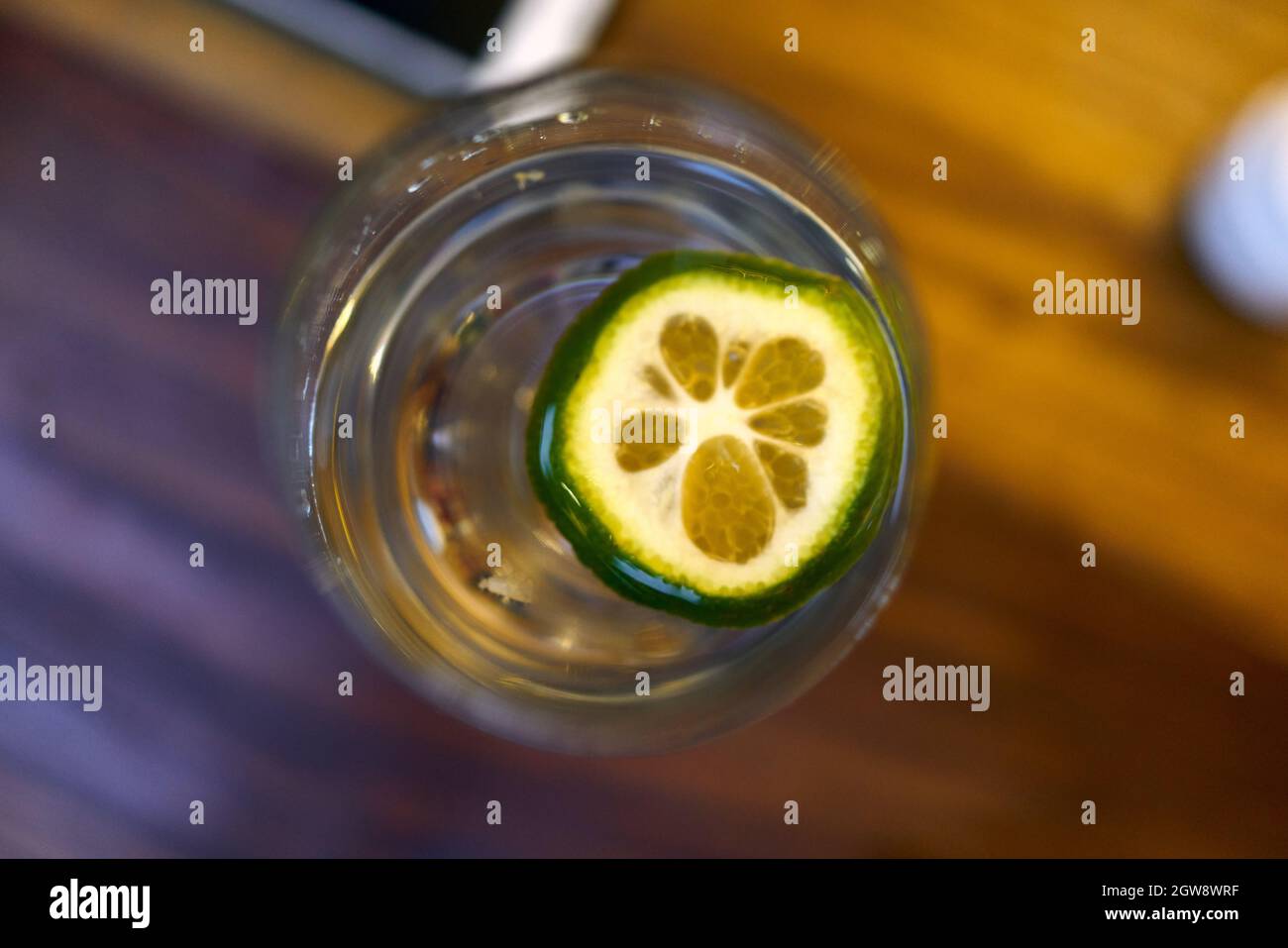 Un alto ángulo de visualización de la bebida en la mesa Foto de stock