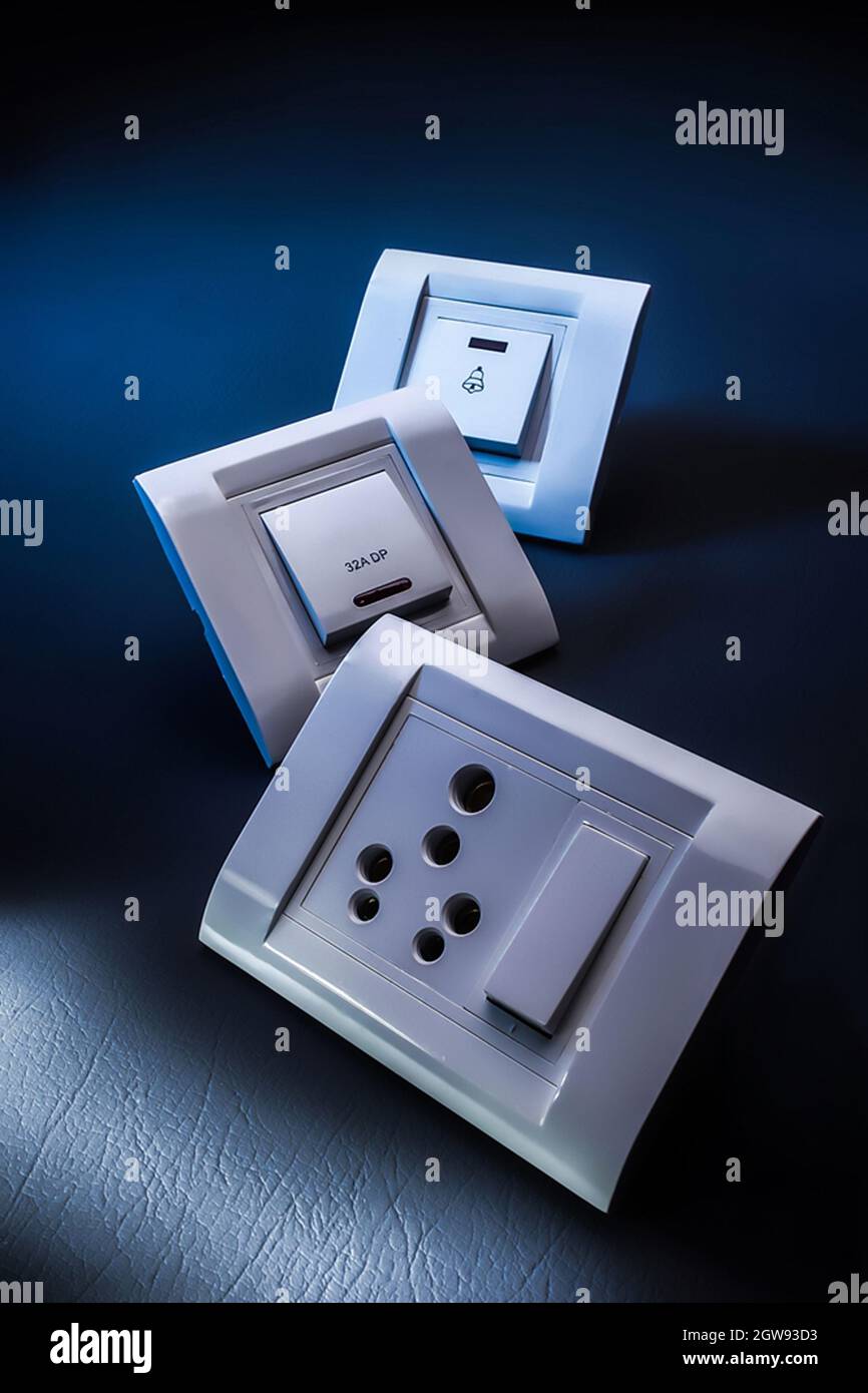 Interruptor de luz moderno en pared blanca Fotografía de stock - Alamy