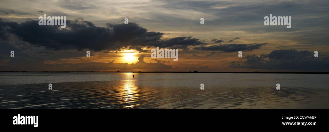 Vista panorámica del mar contra el cielo durante la puesta de sol Foto de stock