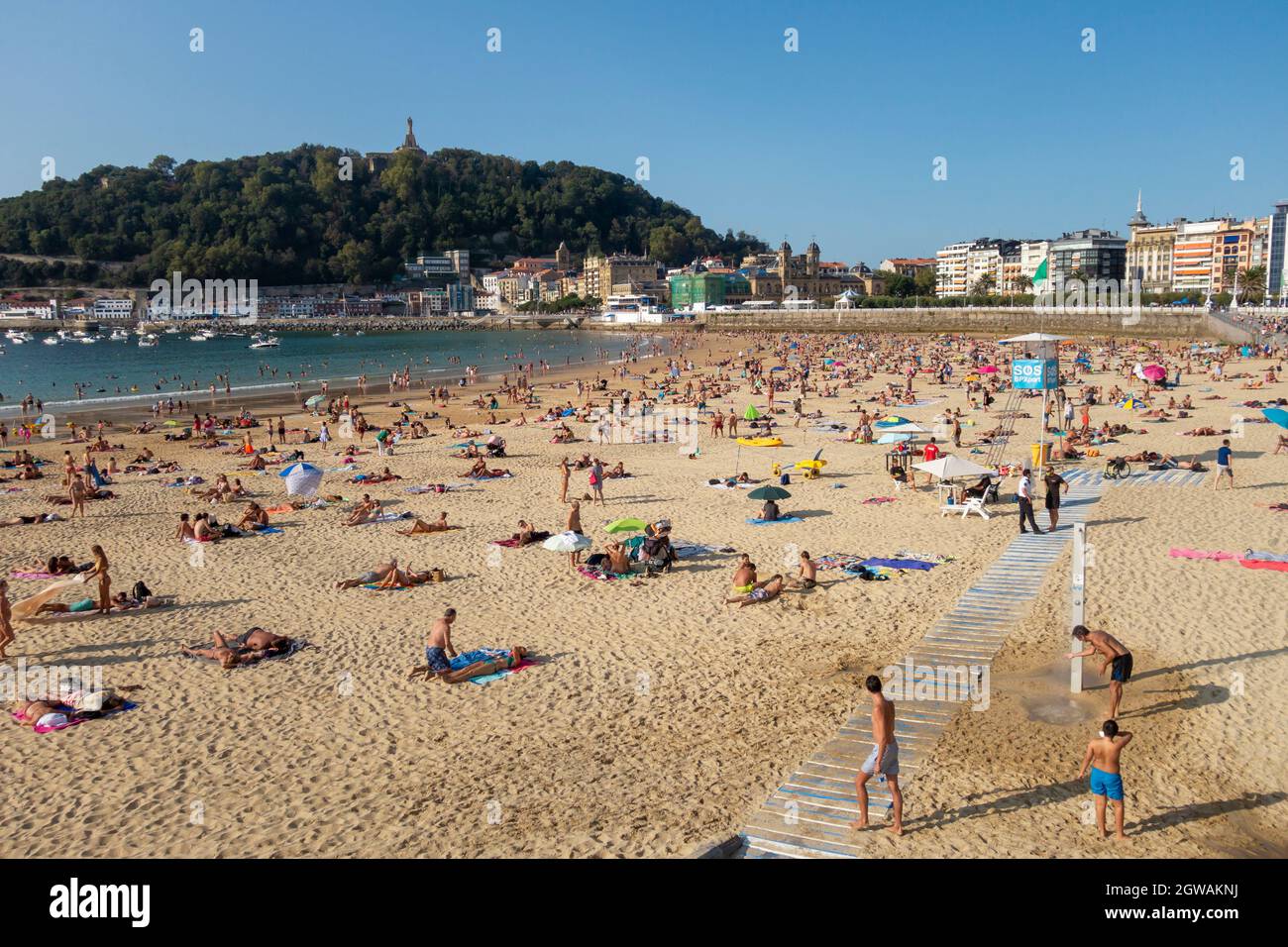 Playa La Concha en San Sebastián en verano Foto de stock