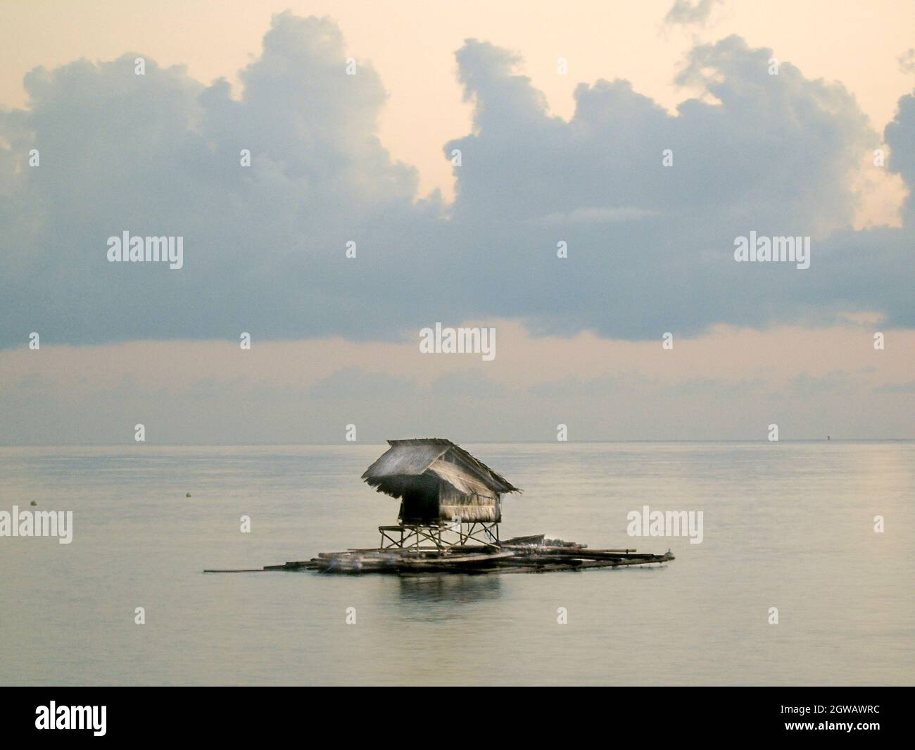 Pequeñas casas que flotan en el medio del mar Fotografía de stock - Alamy