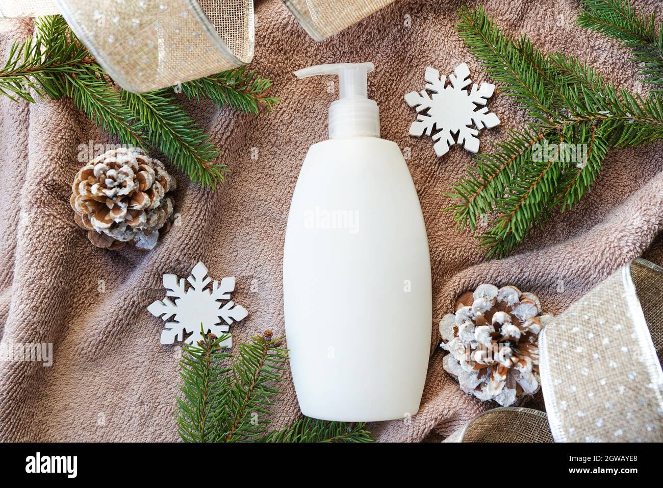 Champú, loción o gel para botellas cosméticas de invierno con decoraciones  navideñas, productos para el cuidado corporal Fotografía de stock - Alamy