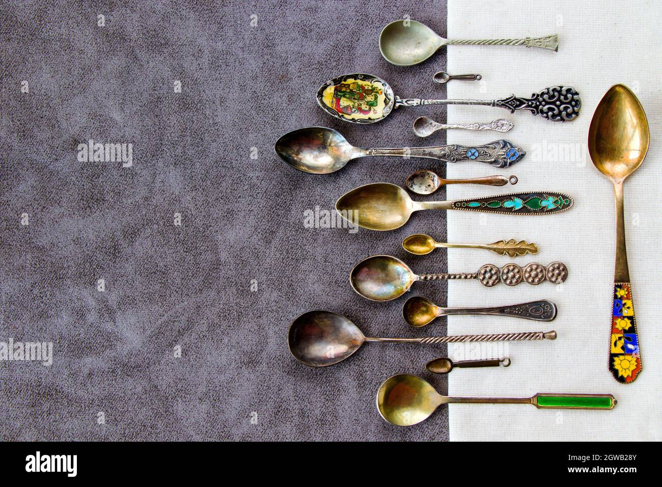Conjunto de cucharas vintage y retro, colección de cucharas de sobre fondo gris y blanco Fotografía de stock - Alamy