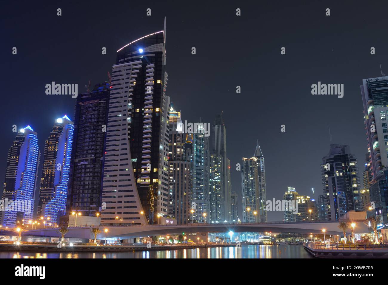 Edificios iluminados en la ciudad por la noche Foto de stock
