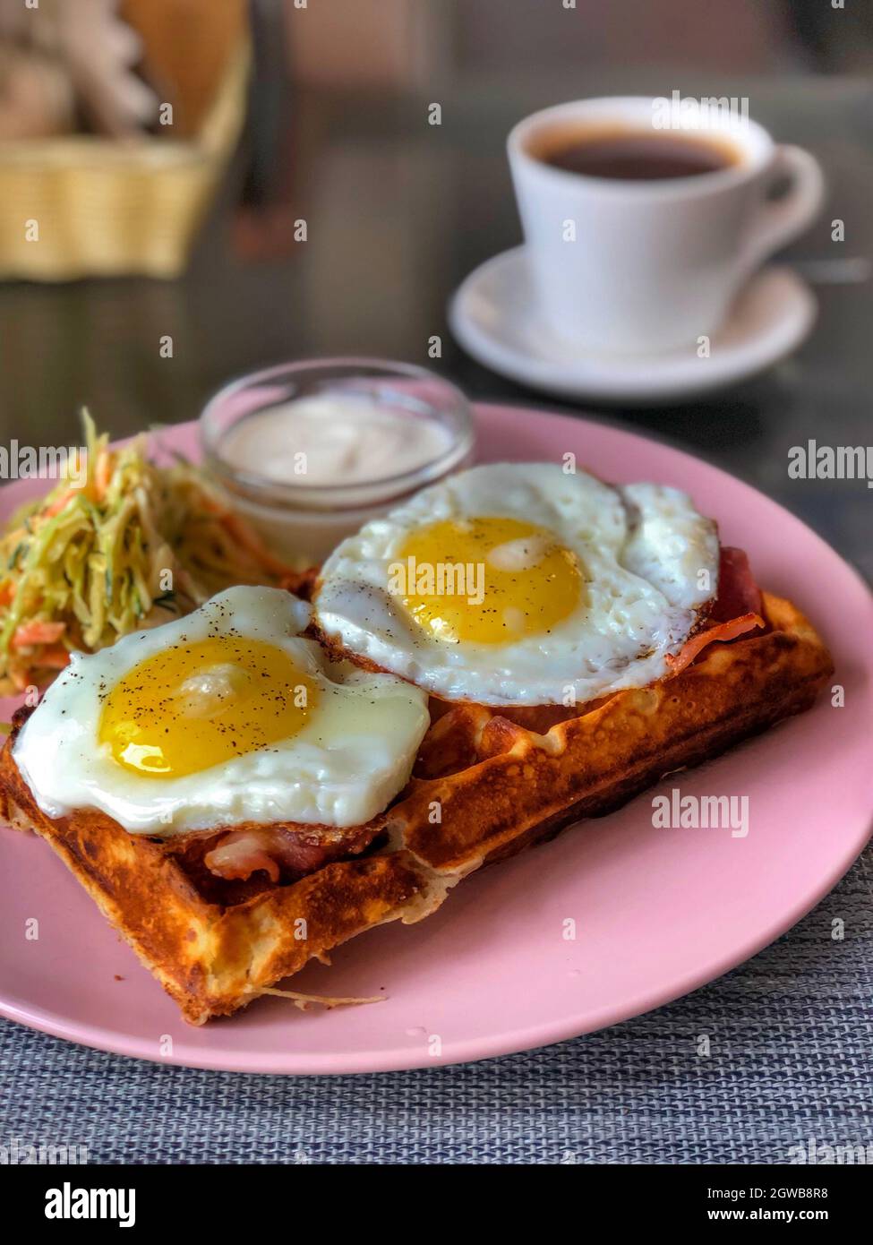 Un alto ángulo de visualización de desayuno servido en mesa Foto de stock