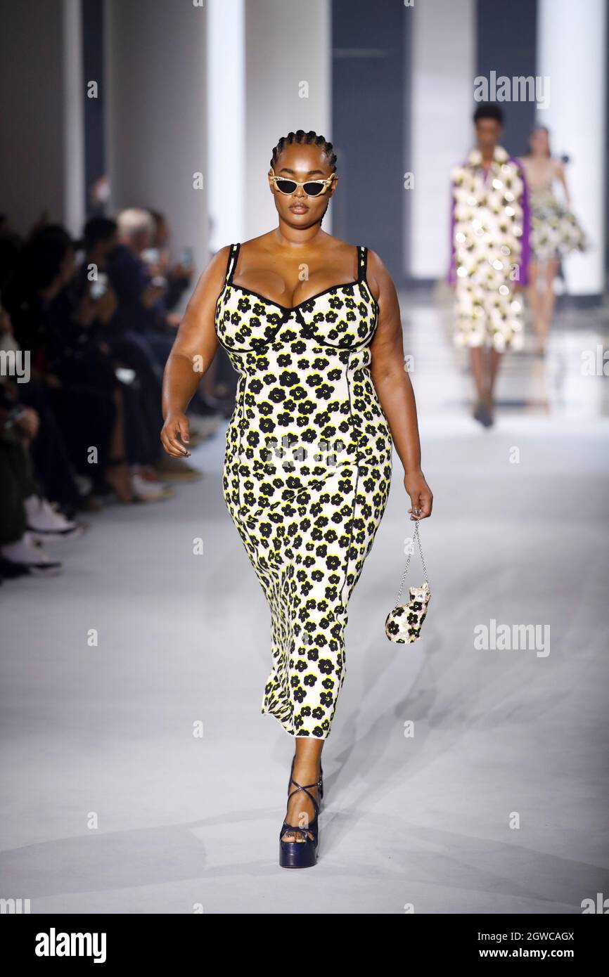 Un modelo presenta una creación del diseñador Bruno Sialelli como parte de  su exposición de colección para mujer de primavera/verano de 2022 para la  casa de moda Lanvin durante la Semana de