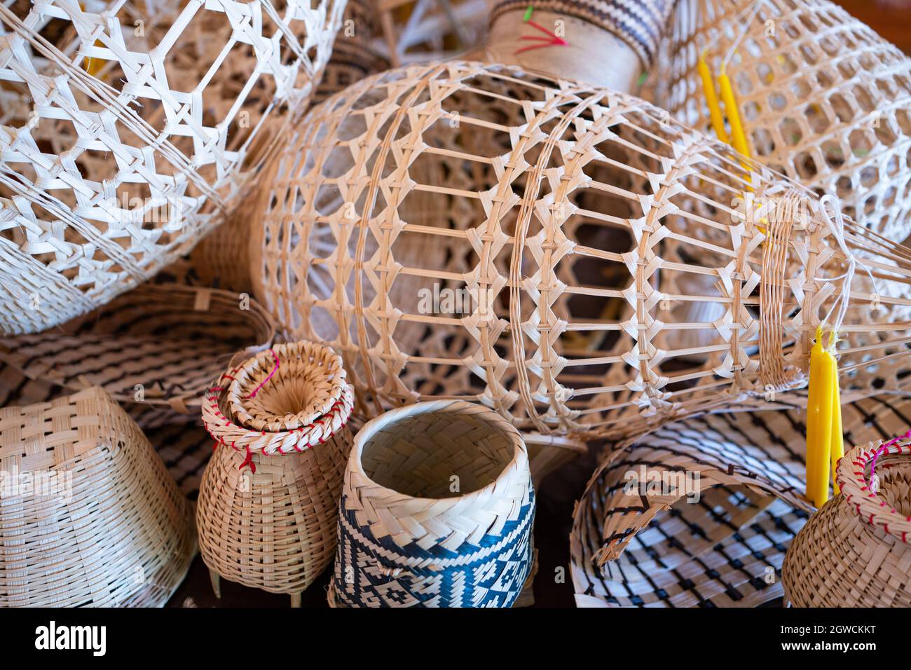 Objetos naturales a mano, productos hechos a mano de bambú que tejen la sabiduría local de los pueblos indígenas Fotografía de stock Alamy