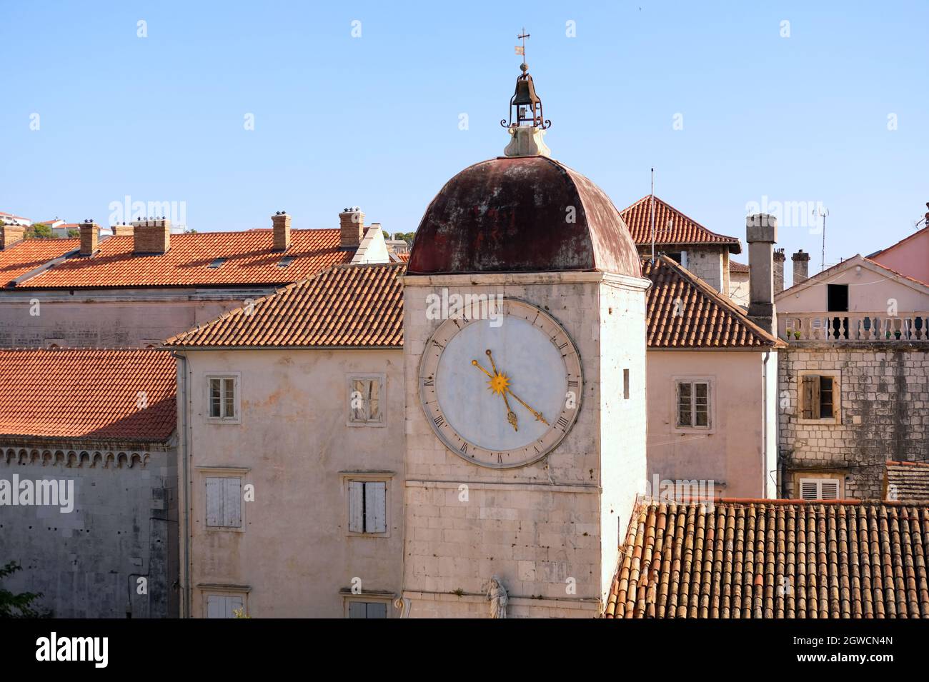 Vista aérea del casco antiguo de Trogir, patrimonio de la UNESCO, y la torre del reloj desde el campanario de la Catedral de San Leonard Foto de stock