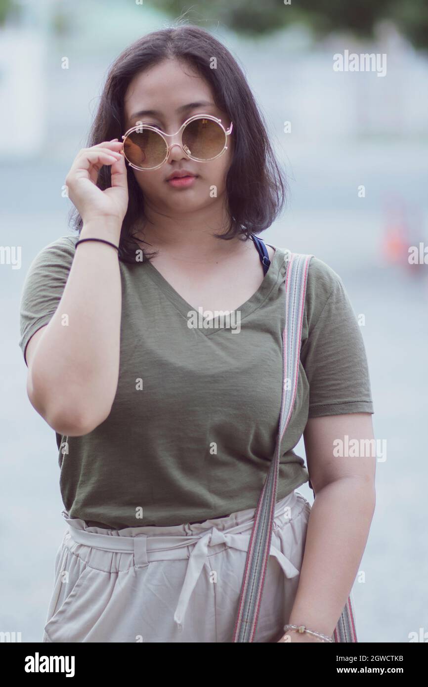 Mujer gorda con gafas de sol fotografías e imágenes de alta resolución -  Alamy