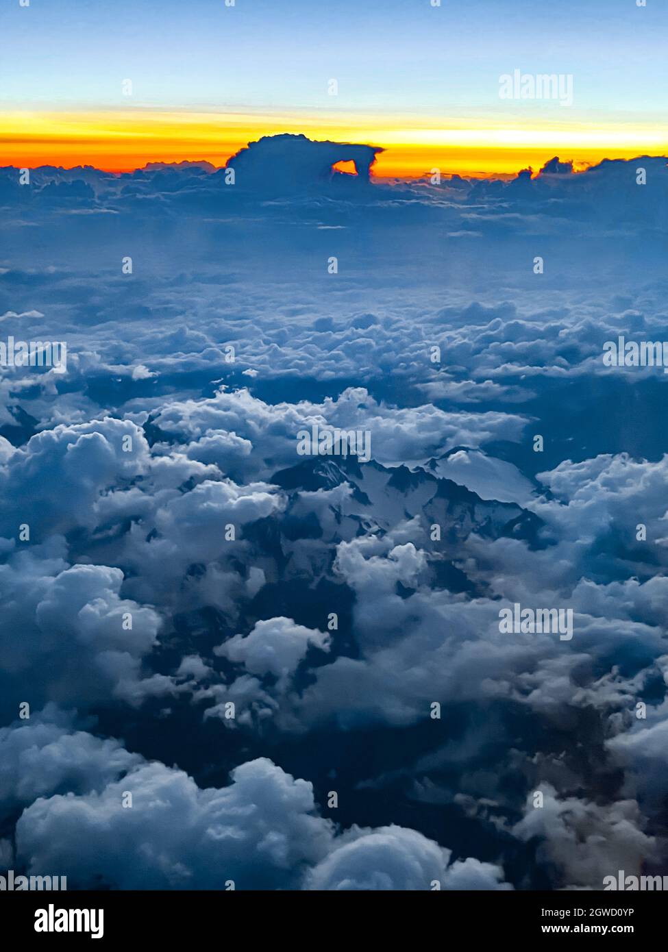 Volando sobre el Monte Blanc con nubes y puesta de sol Foto de stock