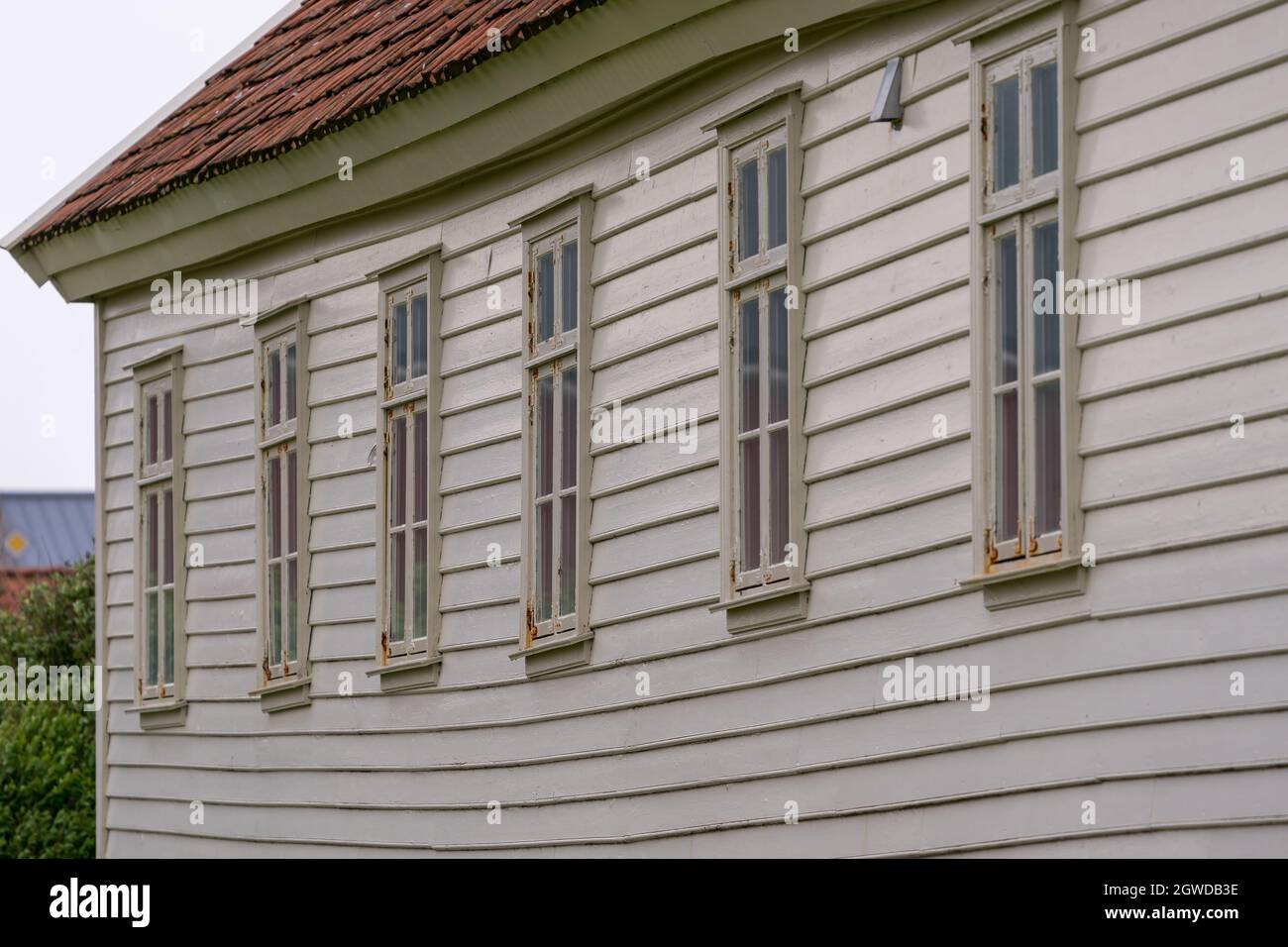 NAERBOE, NORUEGA - 2020 DE JULIO DE 06. La antigua casa del sacerdote, Hå gamle prestegard, vista trasera con muchas ventanas. Foto de stock
