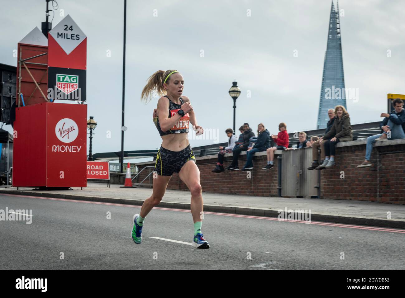 Londres, Reino Unido. 3rd Oct, 2021. (Eventual raza femenina de élite 10th lugar) Charlotte PURDUE (GBR) pasa la milla 24 en Blackfriars en el Maratón de Londres, la primera vez que se lleva a cabo desde abril de 2019 debido a la pandemia de Covid-19. Más de 36.000 atletas de élite, corredores de club y corredores de diversión están participando en el evento de masas, con otras 40.000 personas participando virtualmente. Crédito: Stephen Chung/Alamy Live News Foto de stock