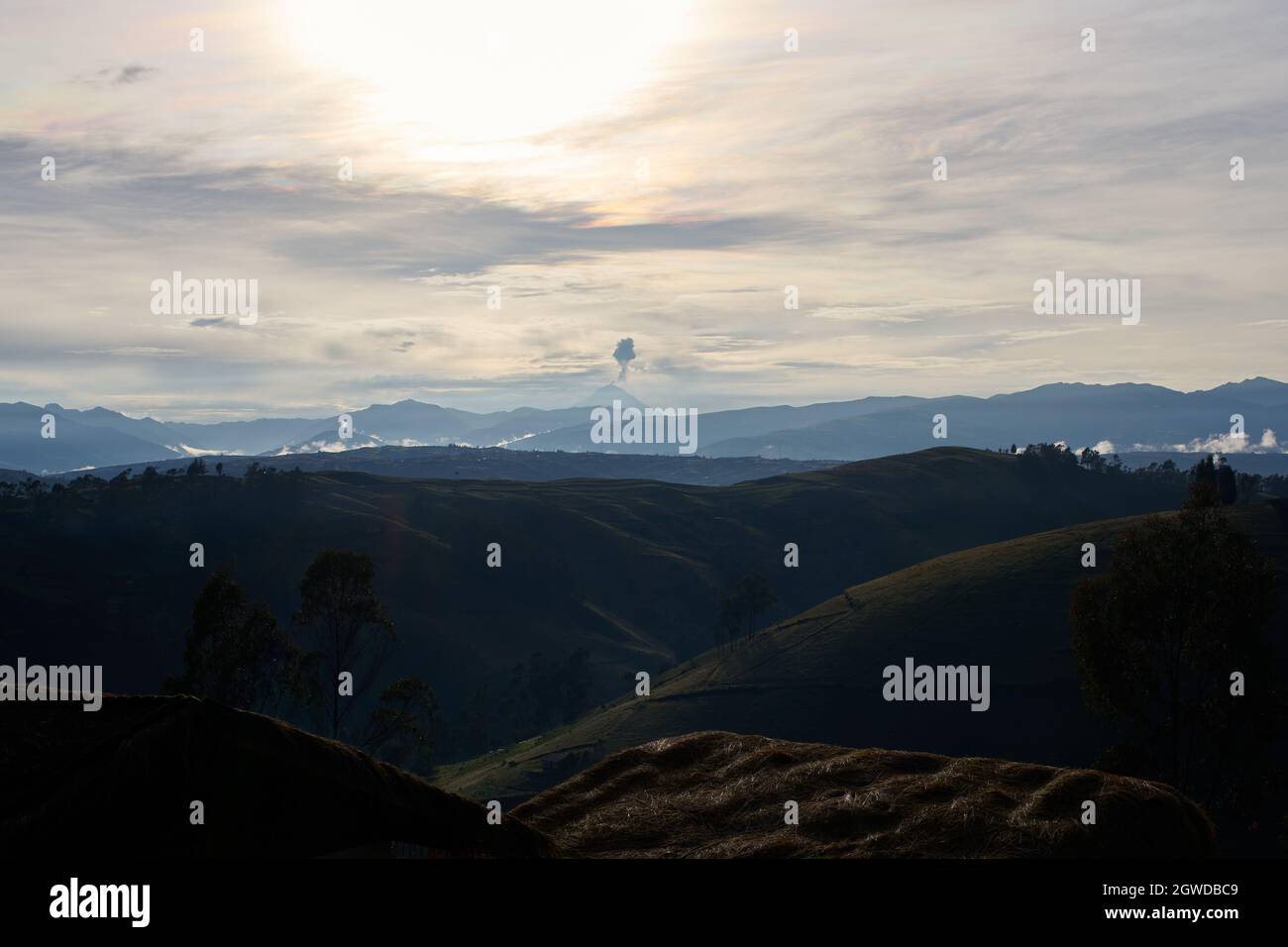 Vista panorámica de la actividad volcánica contra el cielo durante el amanecer Foto de stock