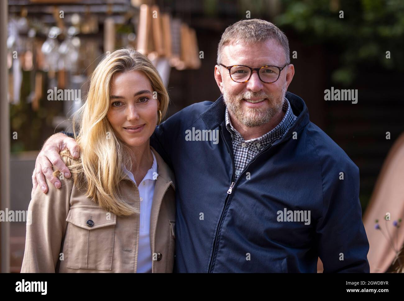 Guy Ritchie, director de cine, productor y empresario con su esposa, la modelo Jacqui Ainsley en el Salón de Flores de Chelsea de RHS. Foto de stock