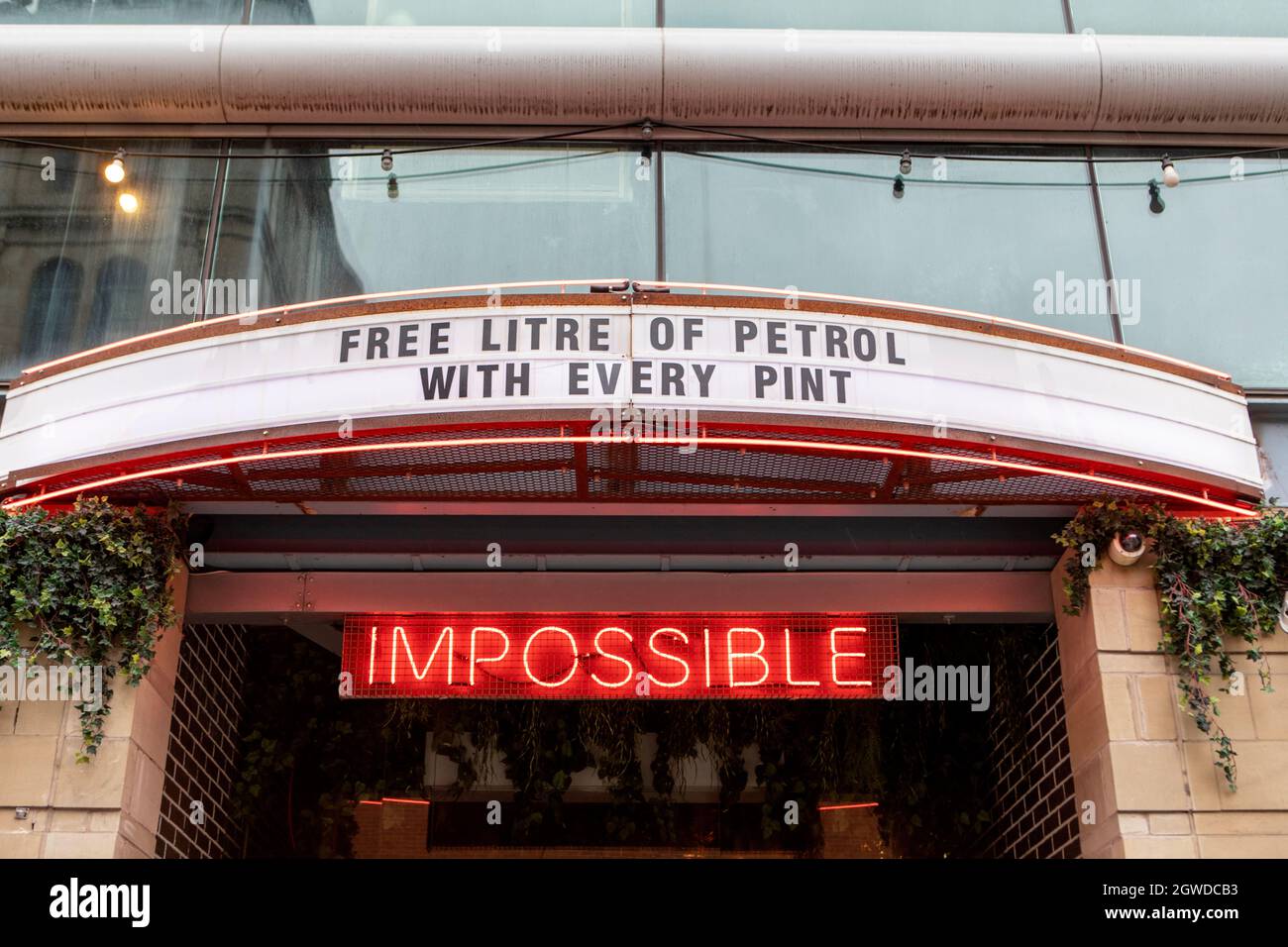 Un cartel fuera de la Manchster Bar que hace referencia a la actual crisis de la demanda de combustible en el Reino Unido. Manchester, Reino Unido. Foto de stock