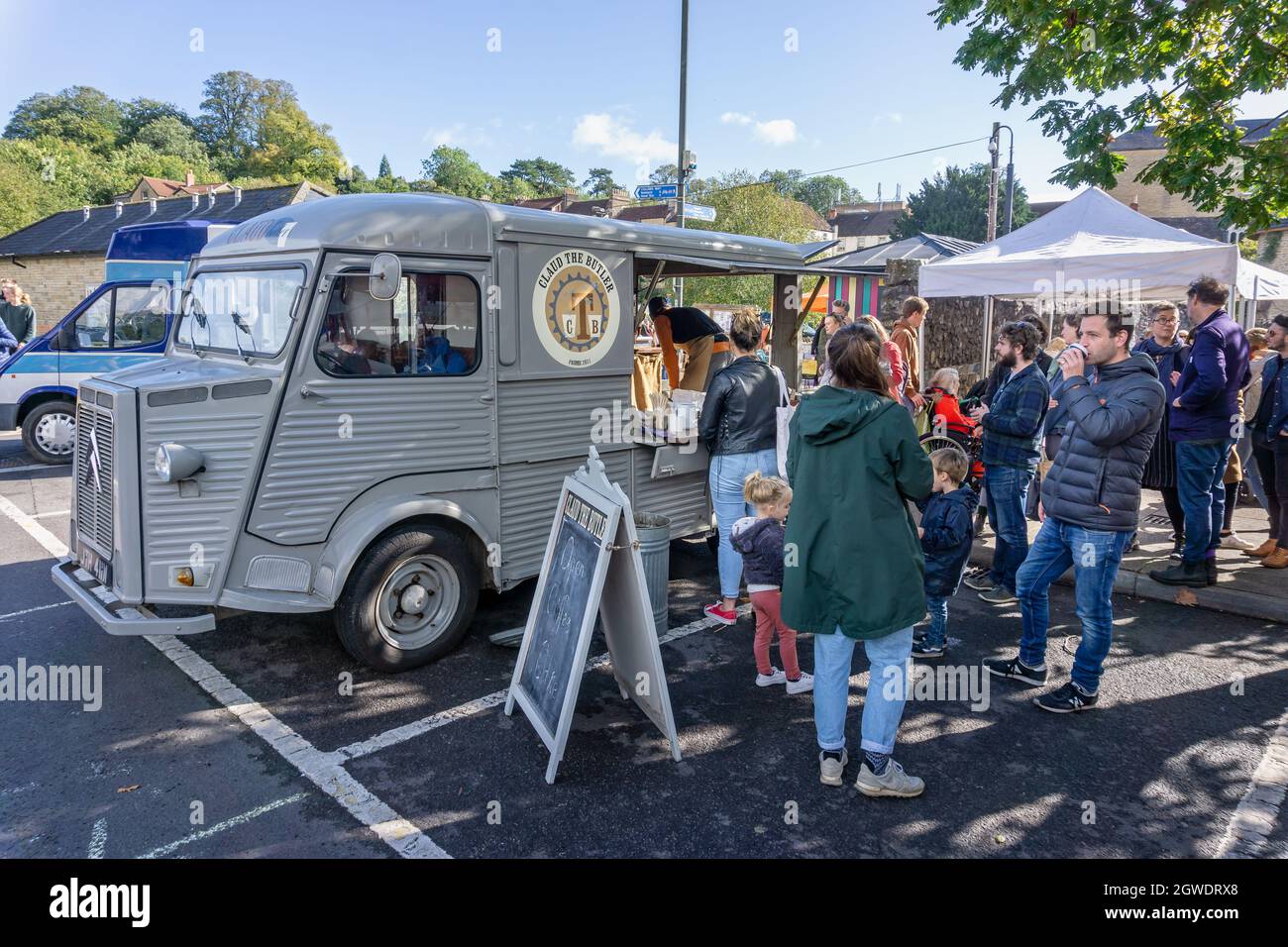 Puesta en cola en una cafetería en el mercado dominical de Frome, Somerset, Reino Unido, el 3 de octubre de 2021 Foto de stock