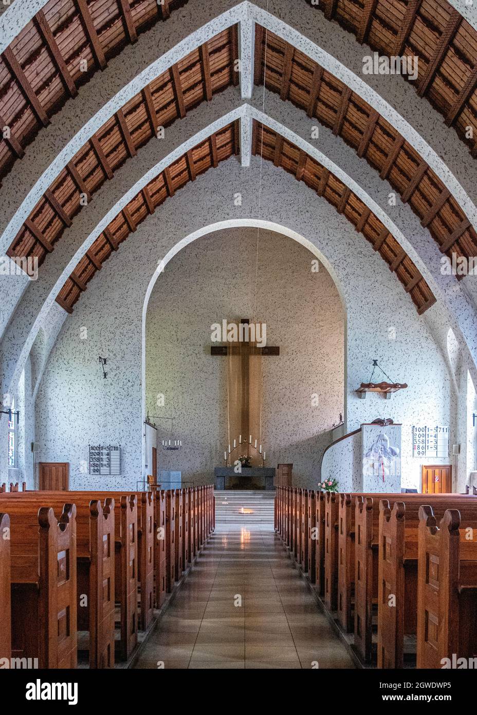 Iglesia de San Juan. Iglesia evangélica protestante en Zeltinger Platz, Frohnau-Berlín. Edificio interior con techo abovedado, cruz, guisos, púlpito Fotografía de stock - Alamy Iglesia de San Juan. Iglesia evangélica protestante en Zeltinger Platz, Frohnau-Berlín. Edificio interior con techo abovedado, cruz, guisos, púlpito Fotografía de stock - Alamy