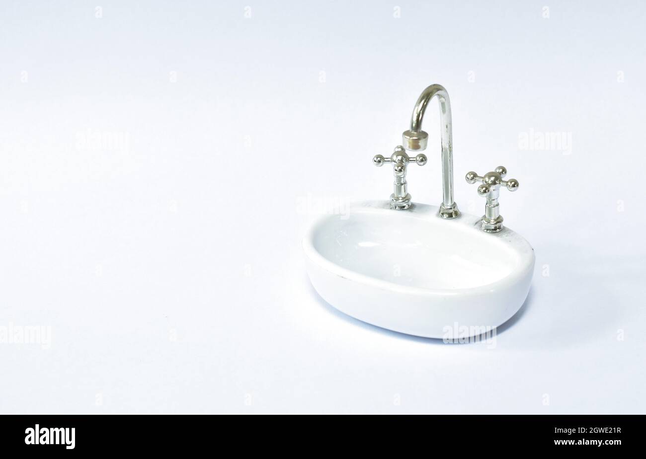 lavabo de juguete y grifo de agua para su uso en el baño sobre fondo blanco  Fotografía de stock - Alamy