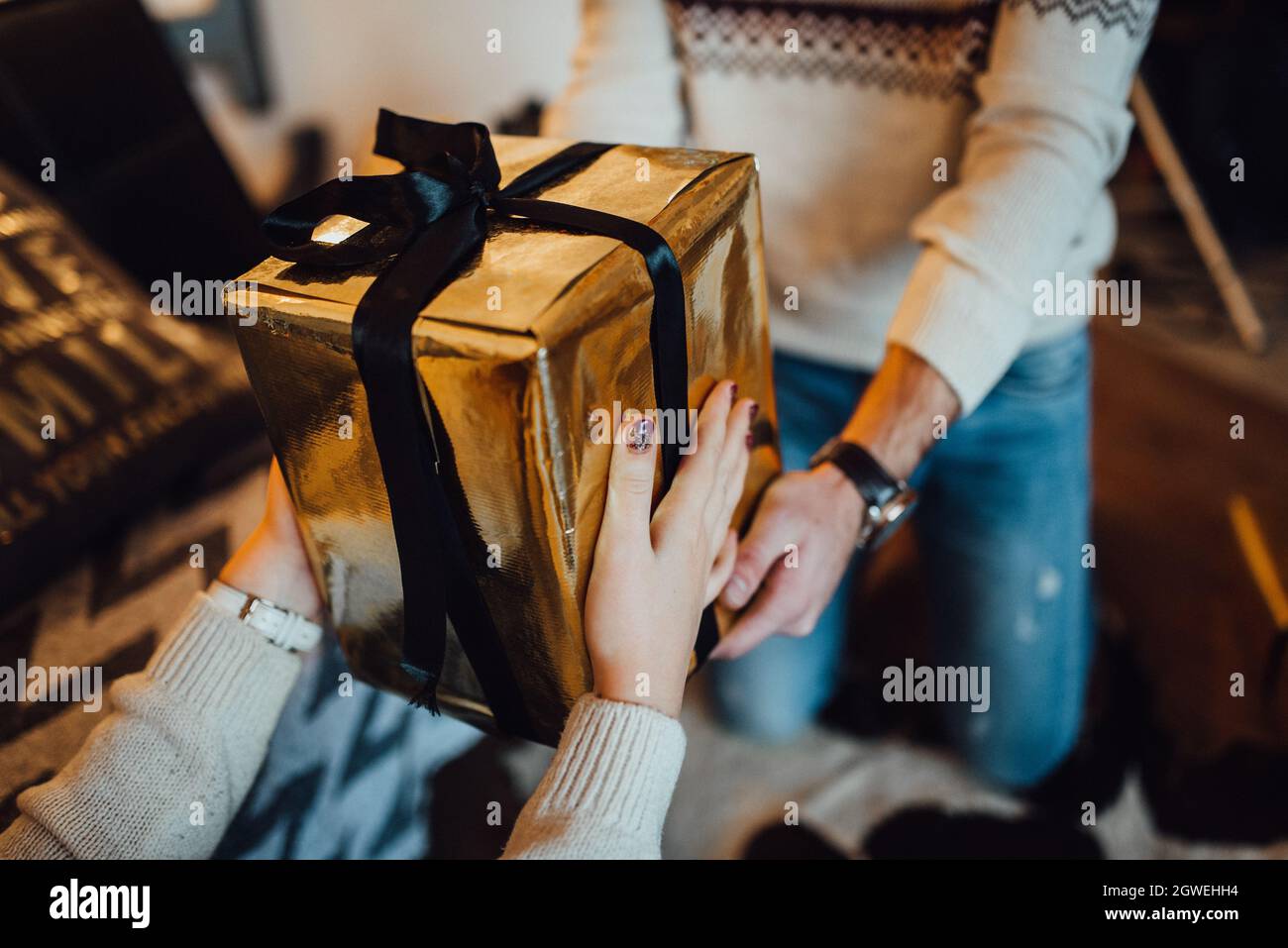 Primer plano de la mujer que da regalo de Navidad al hombre Fotografía de  stock - Alamy