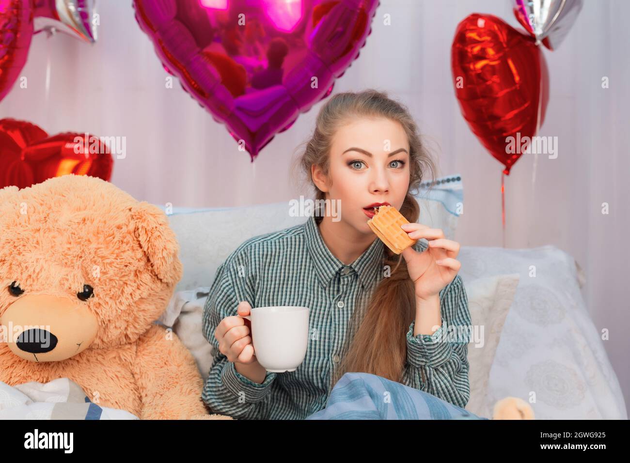 Sorpresa para su Amada Mujer, Desayuno en la cama el día de San Valentín  Fotografía de stock - Alamy