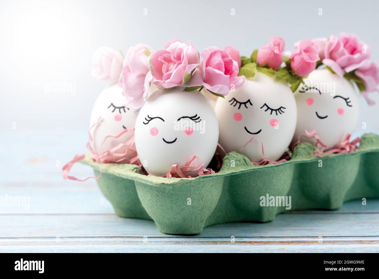 Huevos de Pascua Decorativos con Caras y Caras pintadas y Juramentos  florales sobre fondo azul Fotografía de stock - Alamy