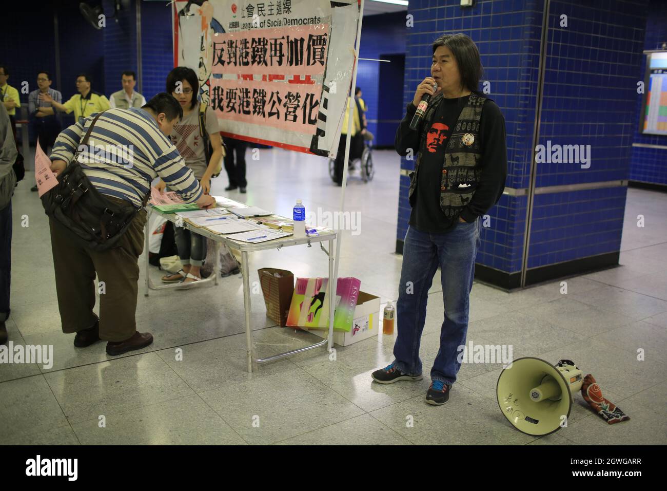 HONG KONG, MARZO de 29: Leung Kwok-hung, conocido como «pelo largo», protesta por el aumento del precio del tren en la estación de MTR de Tai wan el 29 de marzo de 2014. Es famoso Foto de stock