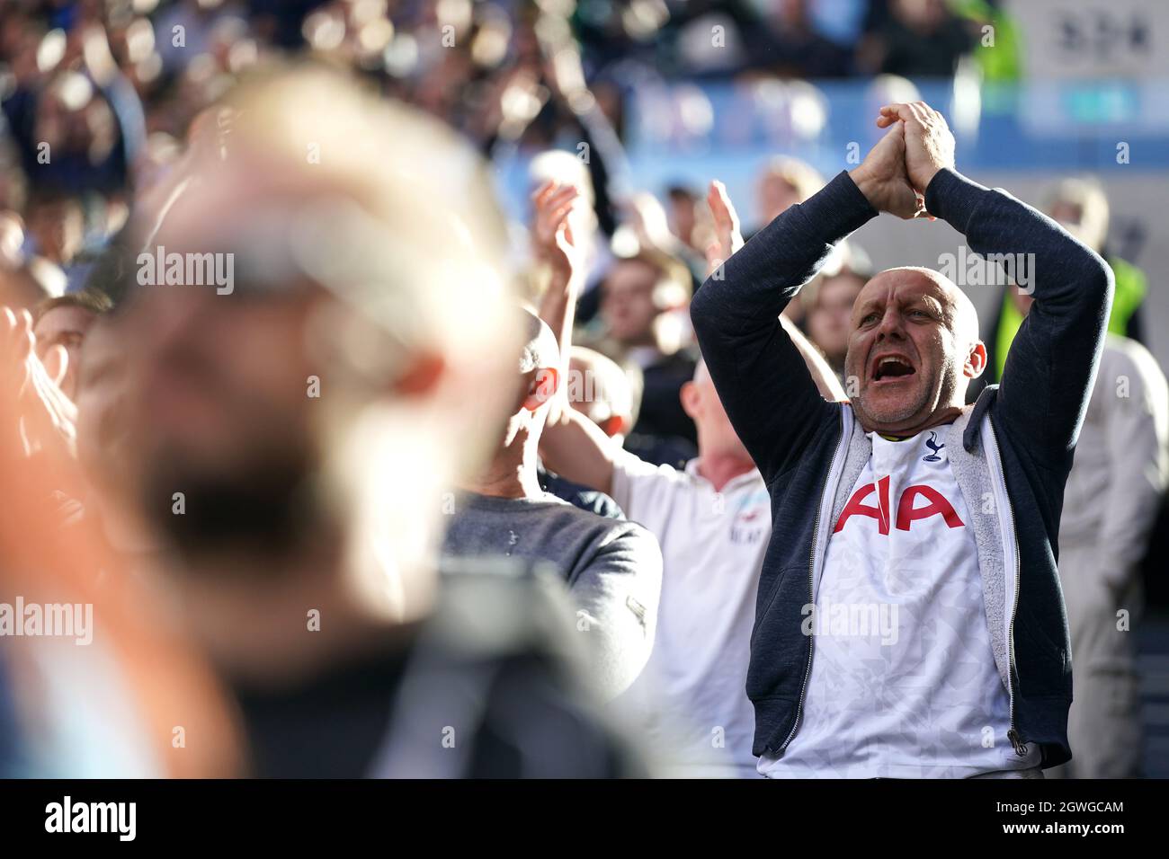 Los aficionados al Tottenham Hotspur animan a su equipo durante el partido de la Premier League en el Tottenham Hotspur Stadium, Londres. Fecha de la foto: Domingo 3 de octubre de 2021. Foto de stock