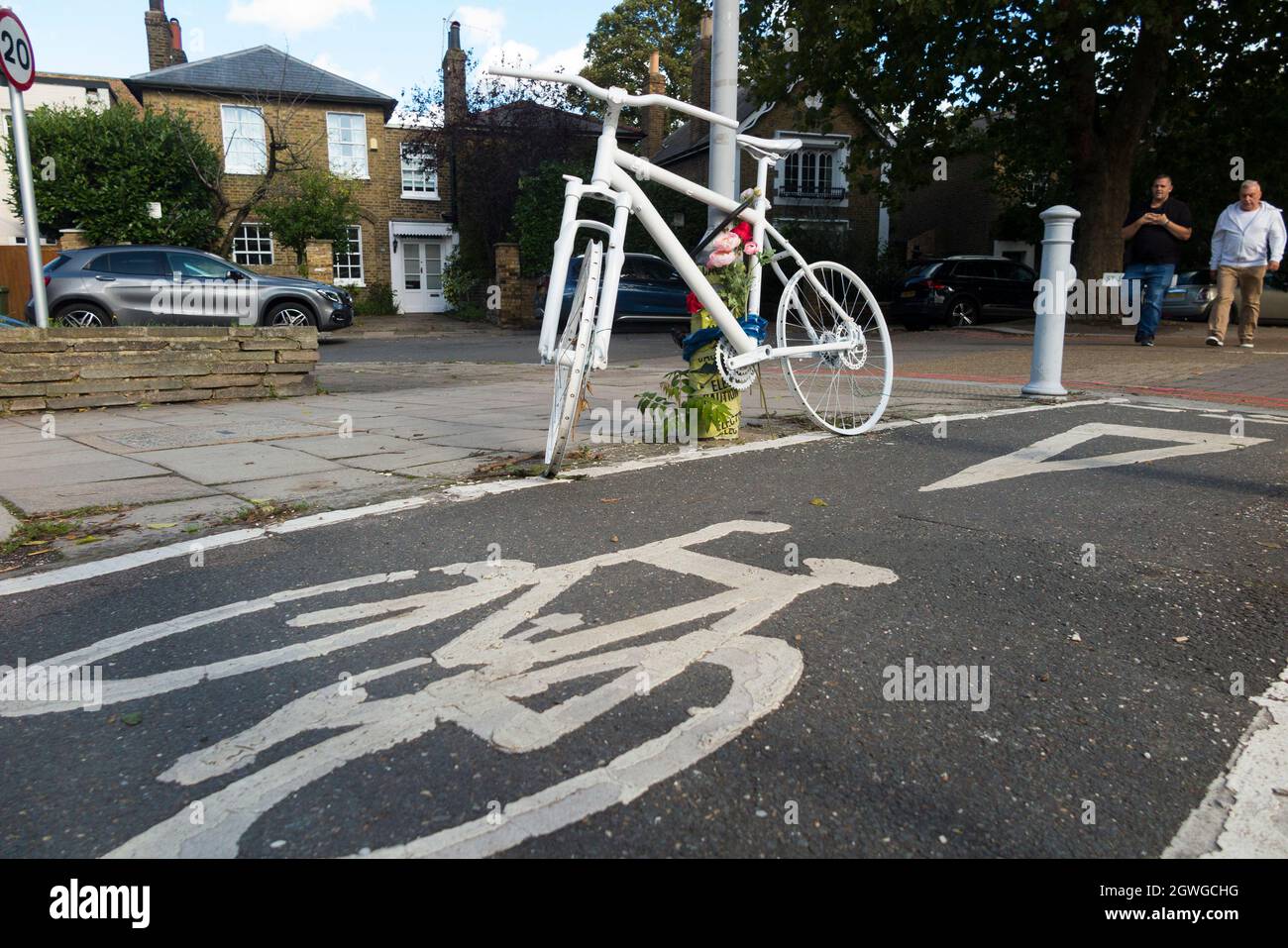 Una bicicleta fantasma en bicicleta (también conocida como ghostcycle o  WhiteCycle) monumento conmemorativo en bicicleta al borde de la carretera,  donde un ciclista fue asesinado en Richmond, Londres, Reino Unido. (127  Fotografía