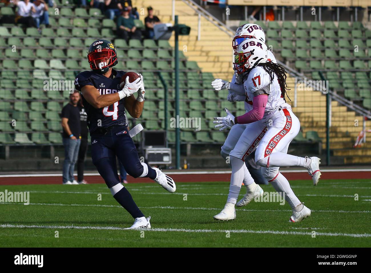 03 October 2021, Berlin: American Football: All Star Game, European League  of Football - Team USA: Jamaal White (Team USA, M) and William Loayd (Team  USA, r) try to stop Gerald Ameln (