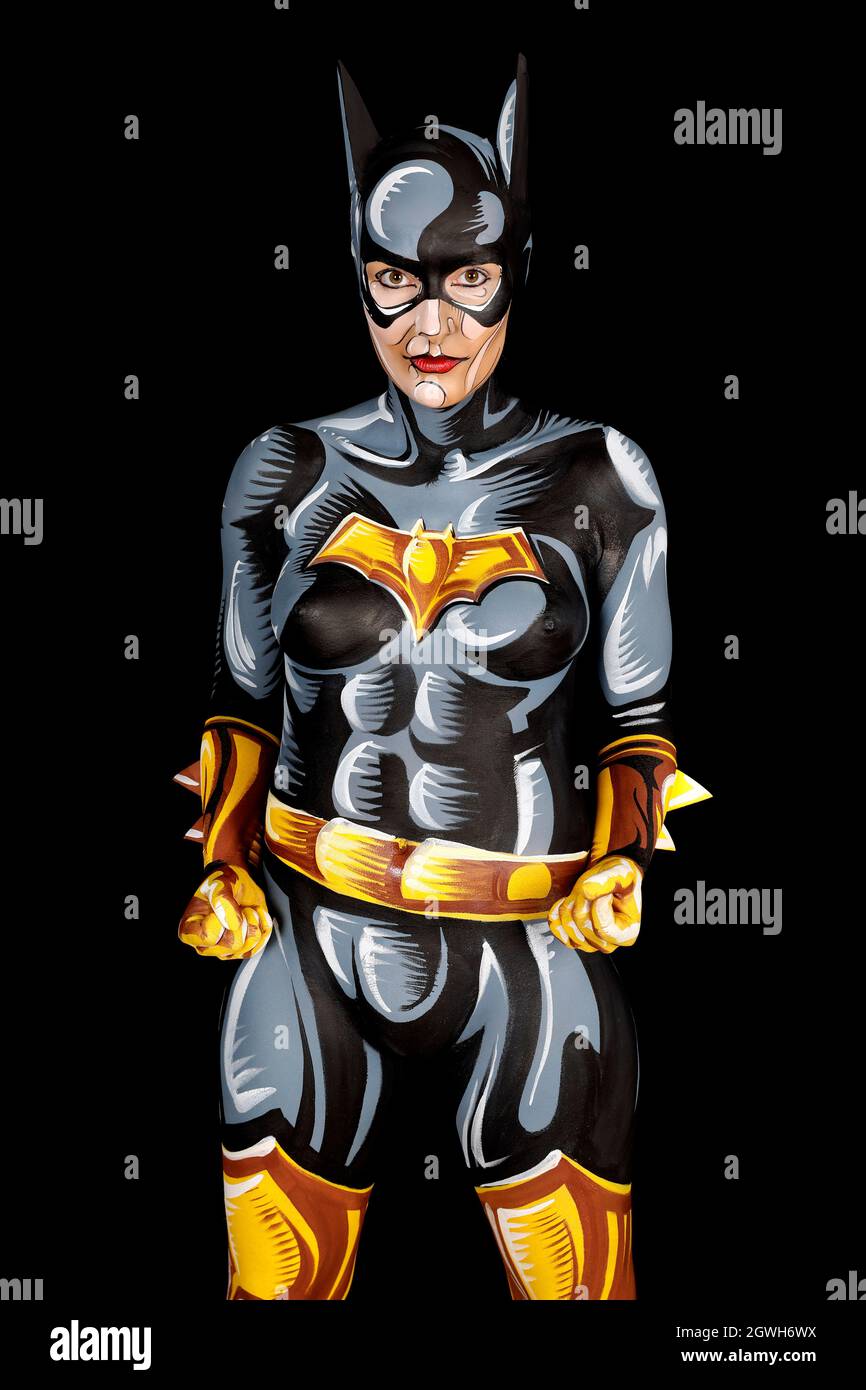 GEEK ART - Bodypainting y Transformaking: Batgirl cómic fotohooting con Janina en un ambiente cómico rociado por Enrico Lein en el Estudio Düsterwald en Hameln el 27 de septiembre de 2021 - un proyecto del fotógrafo Tschiponnique Skupin y el pintor Enrico Lein Foto de stock