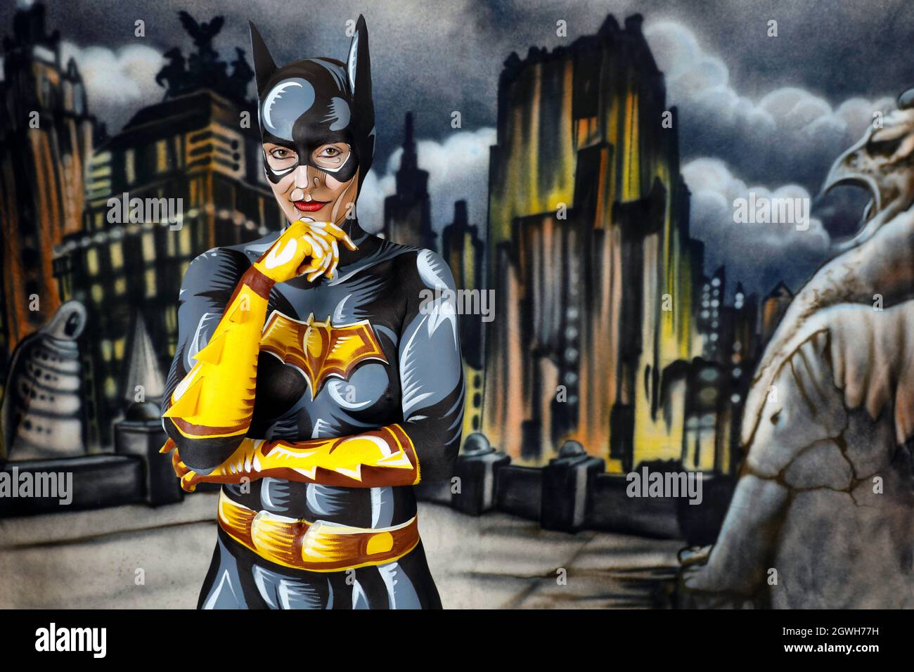 GEEK ART - Bodypainting y Transformaking: Batgirl cómic fotohooting con Janina en un ambiente cómico rociado por Enrico Lein en el Estudio Düsterwald en Hameln el 27 de septiembre de 2021 - un proyecto del fotógrafo Tschiponnique Skupin y el pintor Enrico Lein Foto de stock