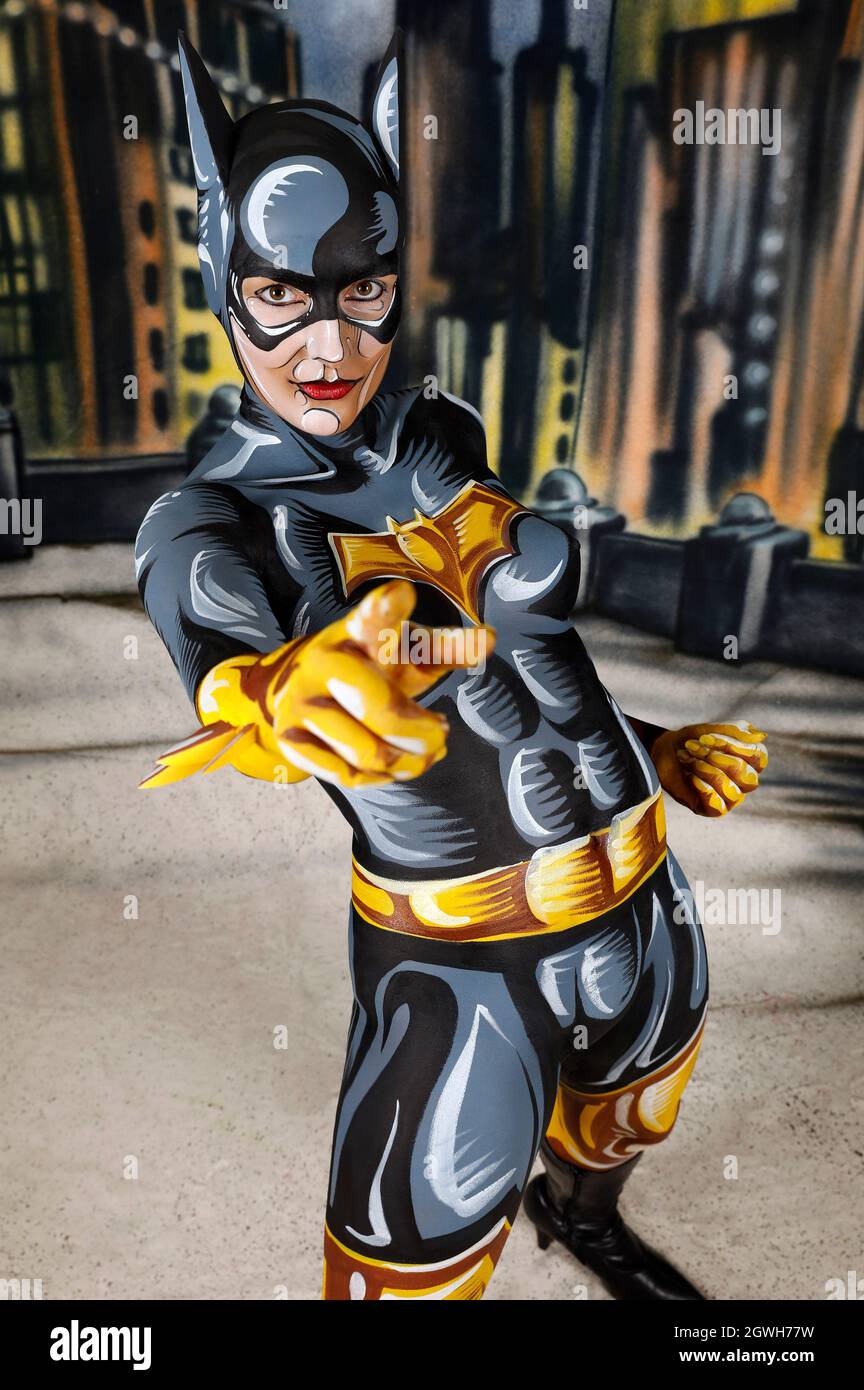 GEEK ART - Bodypainting y Transformaking: Batgirl cómic fotohooting con Janina en un ambiente cómico rociado por Enrico Lein en el Estudio Düsterwald en Hameln el 27 de septiembre de 2021 - un proyecto del fotógrafo Tschiponnique Skupin y el pintor Enrico Lein Foto de stock
