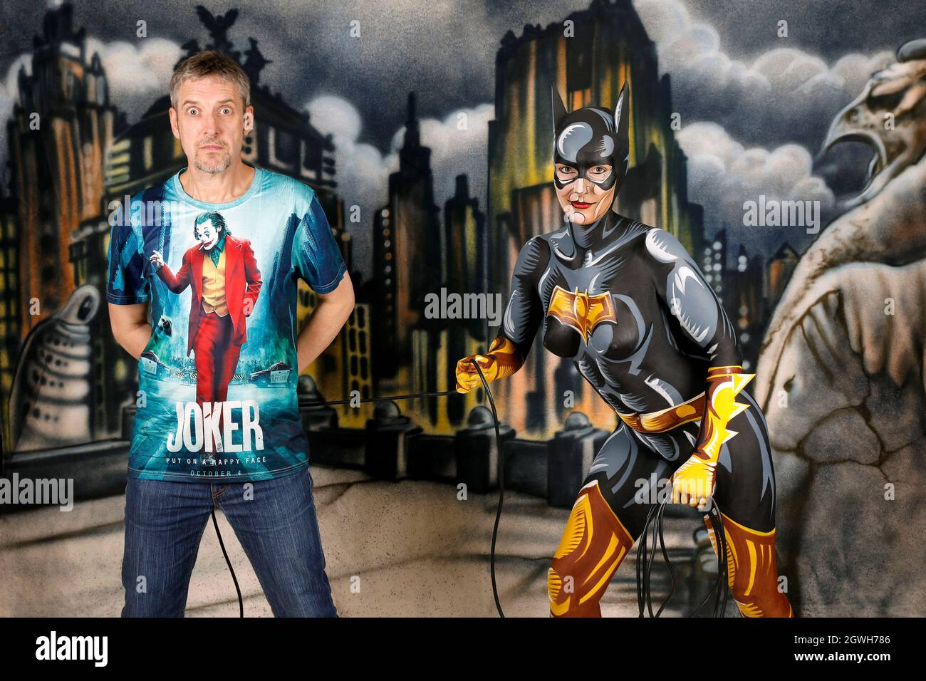 GEEK ART - Bodypainting y Transformaking: Tschiponniqur Skupun durante un cómic Batgirl fotohooting con Janina en un ambiente cómico rociado por Enrico Lein en Studio Düsterwald en Hameln el 27 de septiembre de 2021 - un proyecto del fotógrafo Tschiponnique Skupin y el pintor Enrico Lein Foto de stock