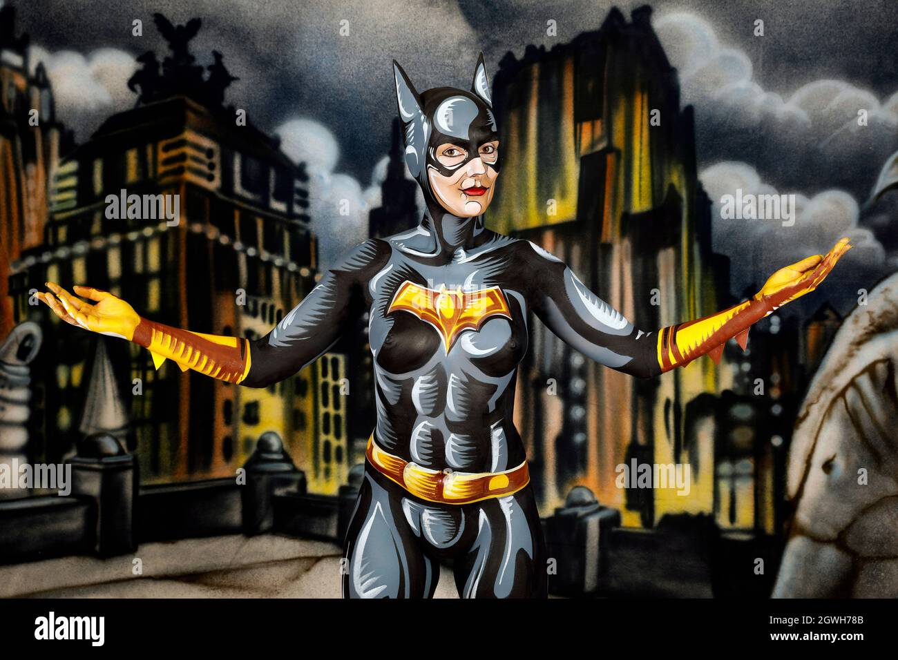 GEEK ART - Bodypainting y Transformaking: Batgirl cómic fotohooting con Janina en un ambiente cómico rociado por Enrico Lein en el Estudio Düsterwald en Hameln el 27 de septiembre de 2021 - un proyecto del fotógrafo Tschiponnique Skupin y el pintor Enrico Lein Foto de stock