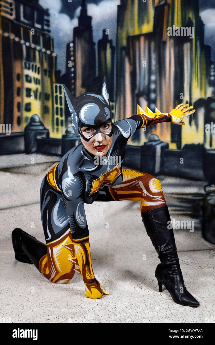 GEEK ART - Bodypainting y Transformaking: Batgirl cómic fotohooting con Janina en un ambiente cómico rociado por Enrico Lein en el Estudio Düsterwald en Hameln el 27 de septiembre de 2021 - un proyecto del fotógrafo Tschiponnique Skupin y el pintor Enrico Lein Foto de stock