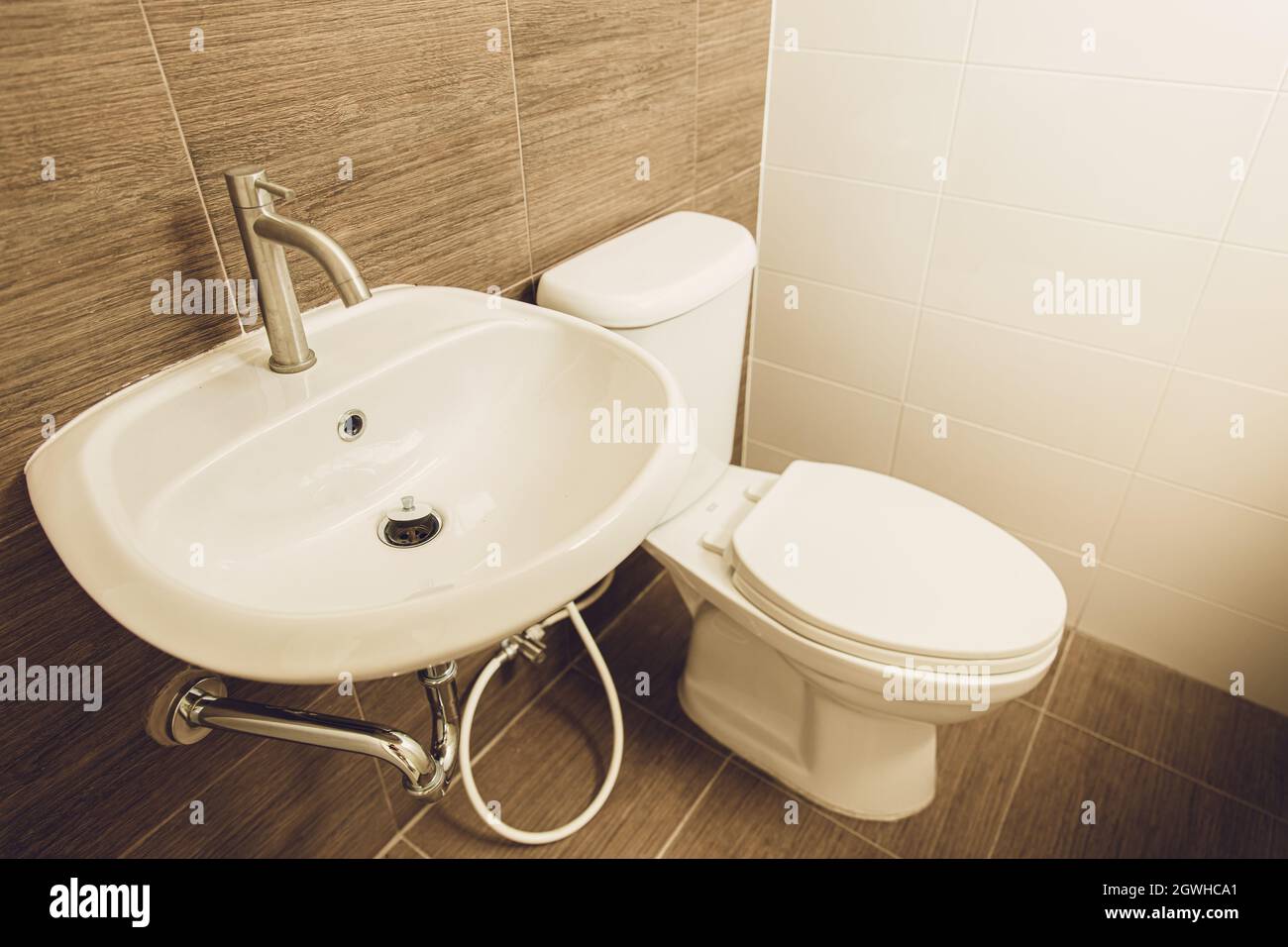 Lavabo de mano y váter en el baño de la casa Fotografía de stock - Alamy