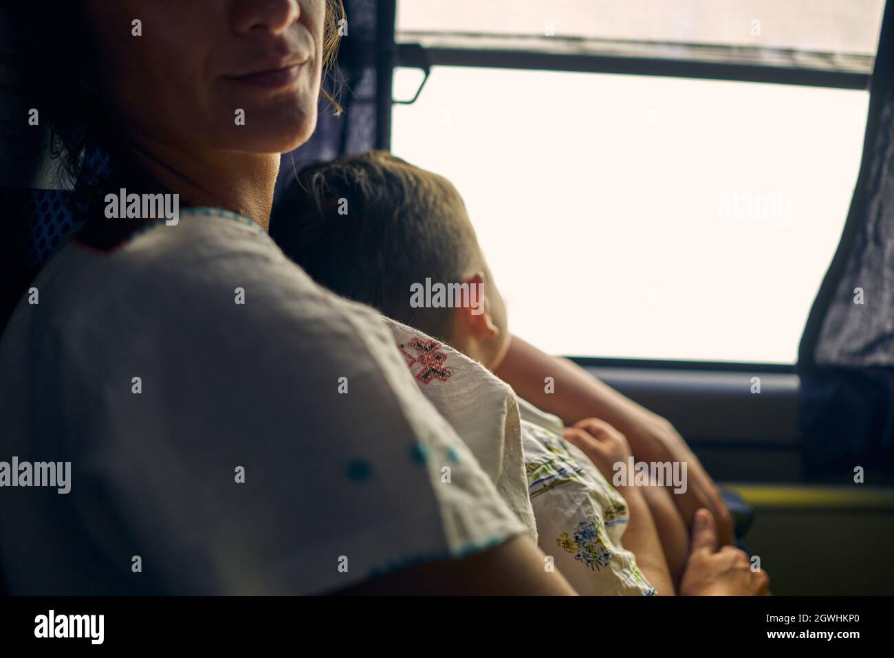 Sección media de Madre y Niño en Bus Público en México Foto de stock