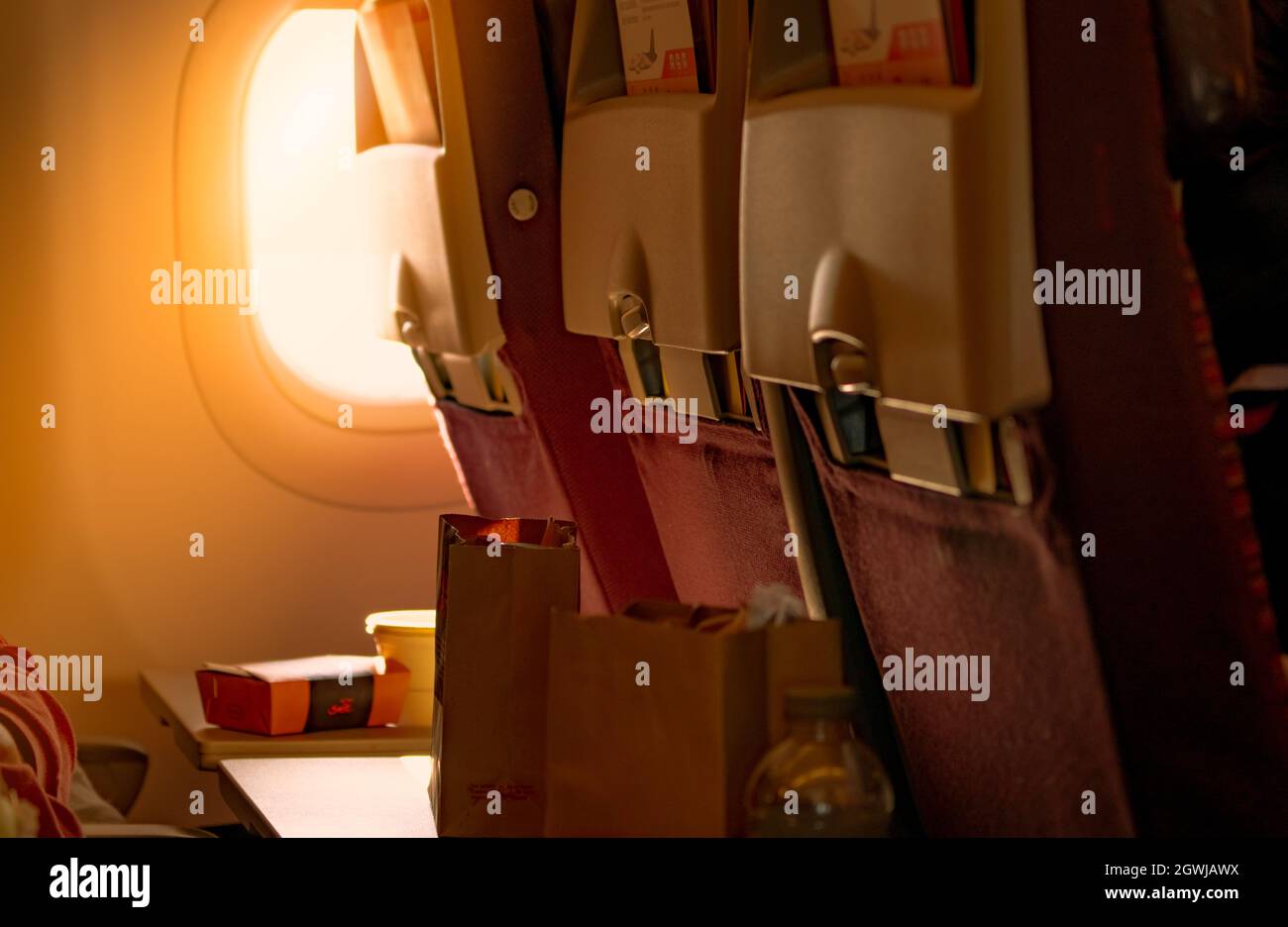 Comida en bolsa de papel marrón Pon sobre mesa de plástico de la bandeja  del avión en el respaldo del asiento. Avión de clase Turista Fotografía de  stock - Alamy