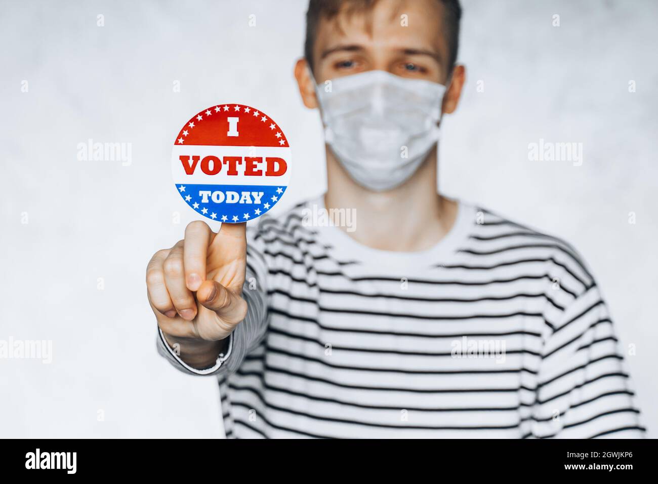 Joven Ciudadano América Holding Hoy voté Sticker Button Elecciones Estados Unidos Nuevo Normal Foto de stock