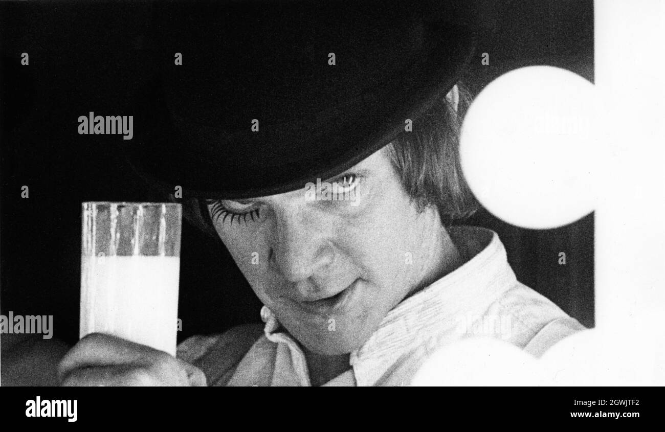 MALCOLM McDowall como Alex con vidrio de leche en UN RELOJ NARANJA 1971 director STANLEY KUBRICK novela Anthony Burgess Polaris Productions / Hawk Films / Warner Bros. Foto de stock