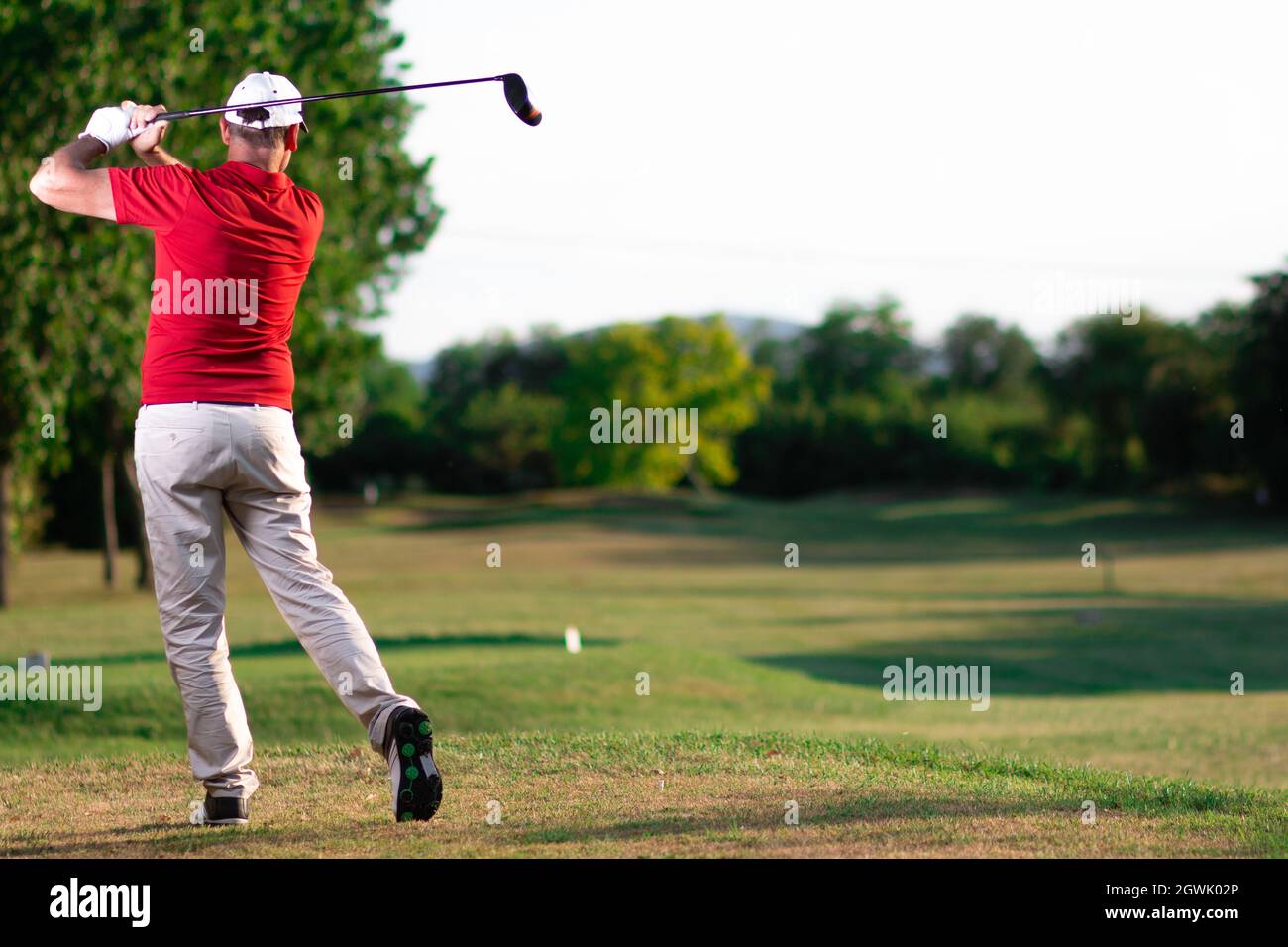 Duración completa del hombre jugando en el campo de golf Foto de stock