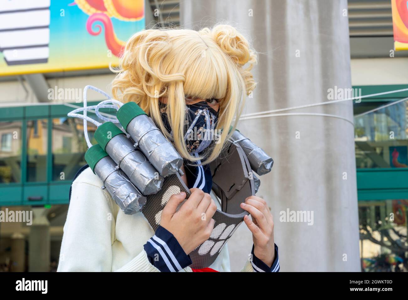 Cosplayer en Mi Hero Academia Liga de Villains Himiko Toga Traje JK Escuela  de Suéter Uniforme con Neckwear y la cobertura facial en Comic Con LA,  EE.UU Fotografía de stock - Alamy