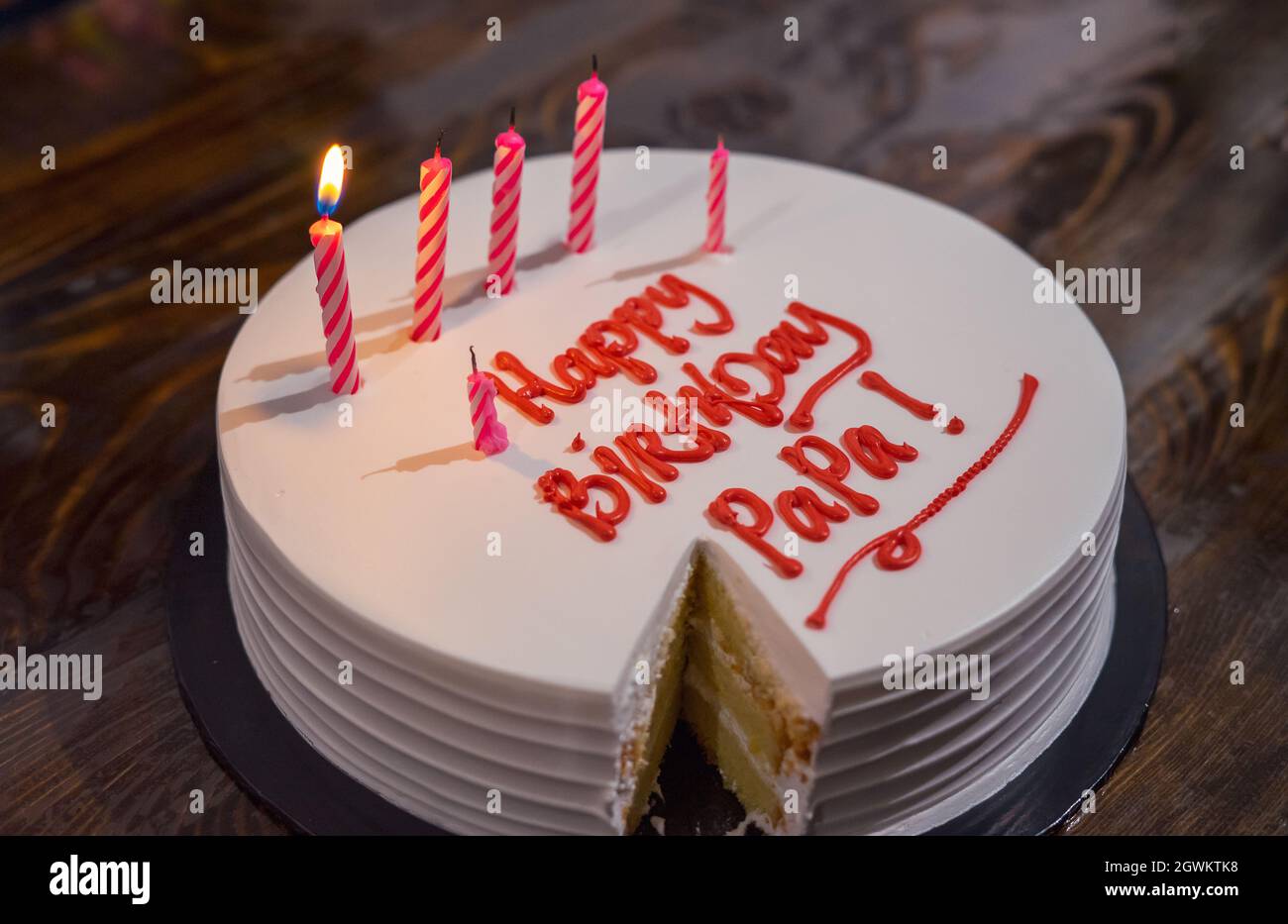 Pastel para papá escribió Feliz cumpleaños Papa. Vela ardiente en la torta  Fotografía de stock - Alamy