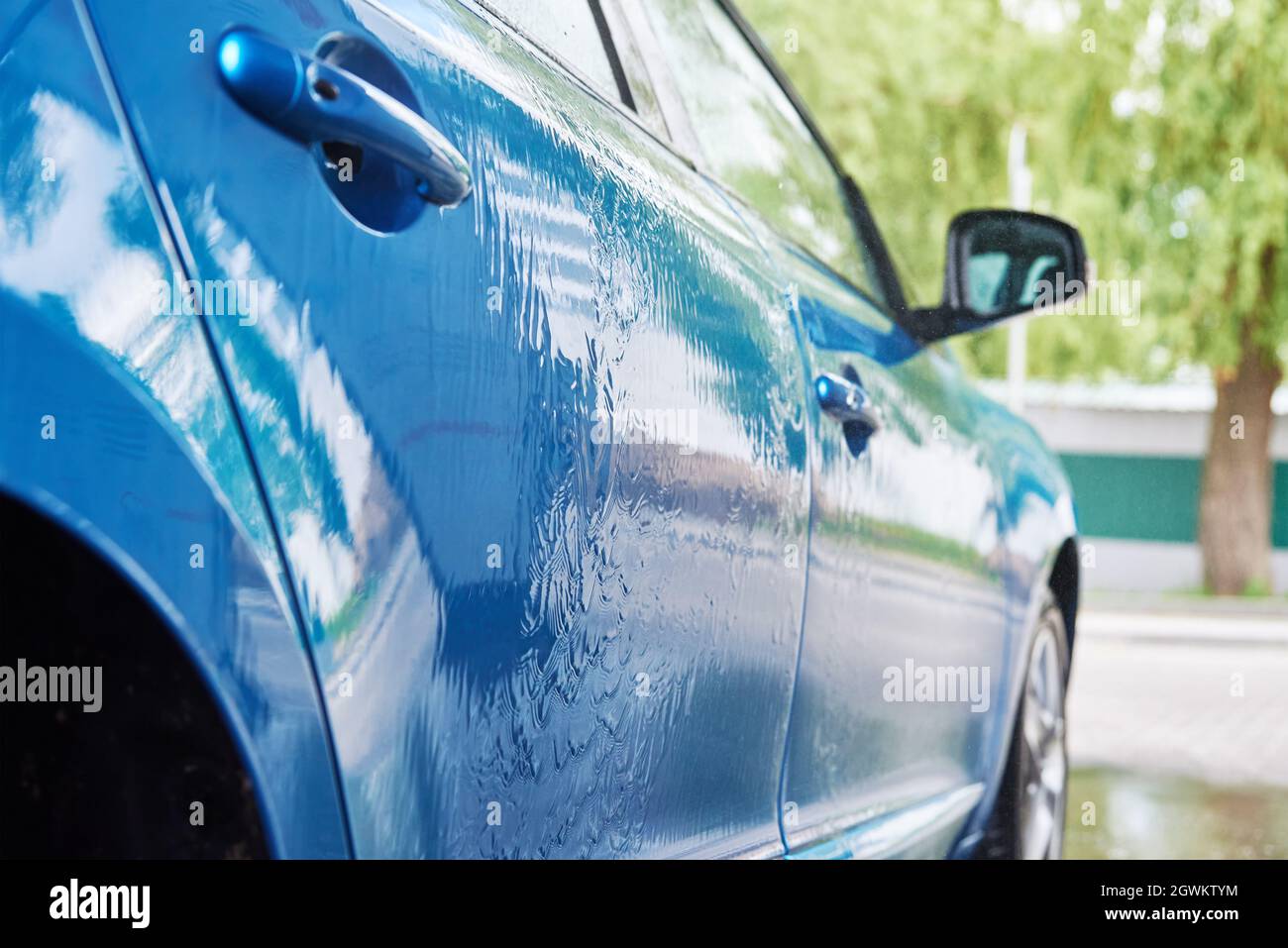 Limpieza del coche con agua a alta presión en la estación de lavado de  coches Fotografía de stock - Alamy