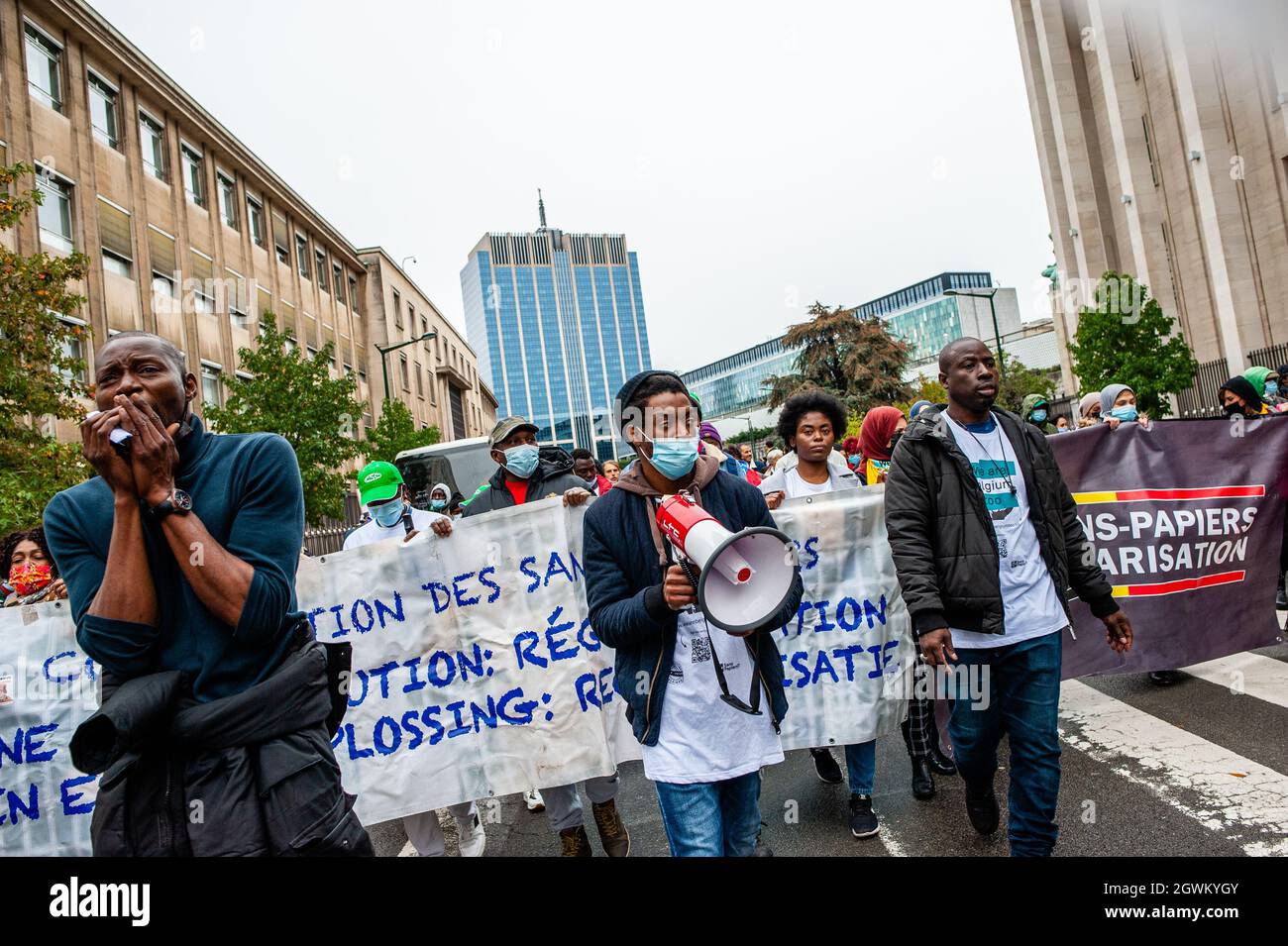 Un hombre negro canta eslóganes en apoyo de los inmigrantes durante la  manifestación.Sans-papiers (sin papeles), una organización que representa y  aboga por los inmigrantes indocumentados en Bélgica, planeó una marcha en  Bruselas,
