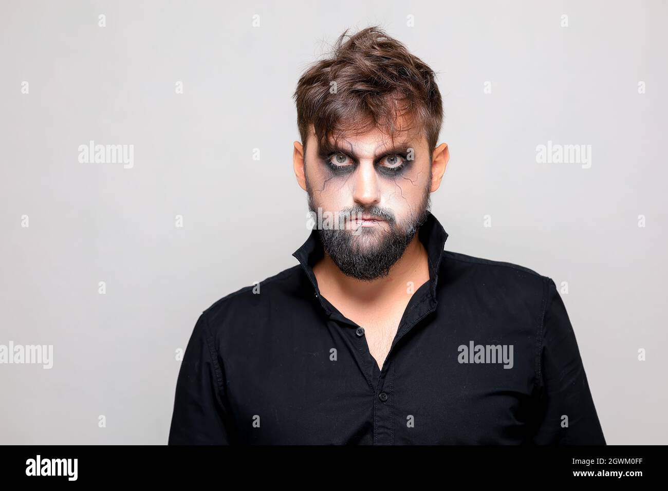 Vampiro barbudo fotografías e imágenes de alta resolución - Alamy Vampiro barbudo fotografías e imágenes de alta resolución - Alamy