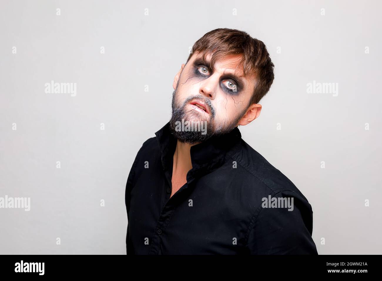 halloween maquillaje barba hombre posando en la cámara Fotografía de stock  - Alamy