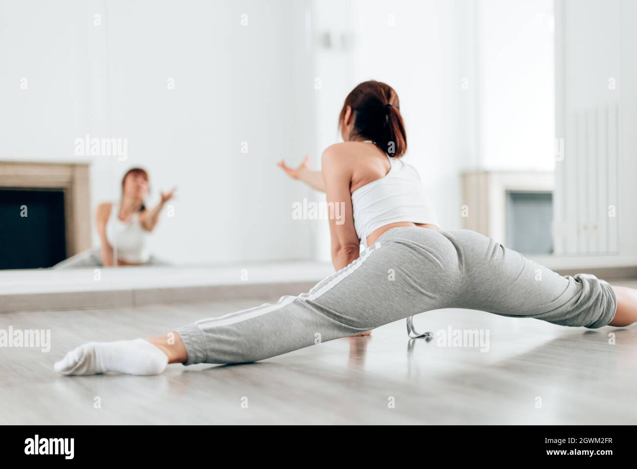 Sesión de rutina de baile profesional de mujer en casa Estudio - Enfoque en  la espalda Fotografía de stock - Alamy